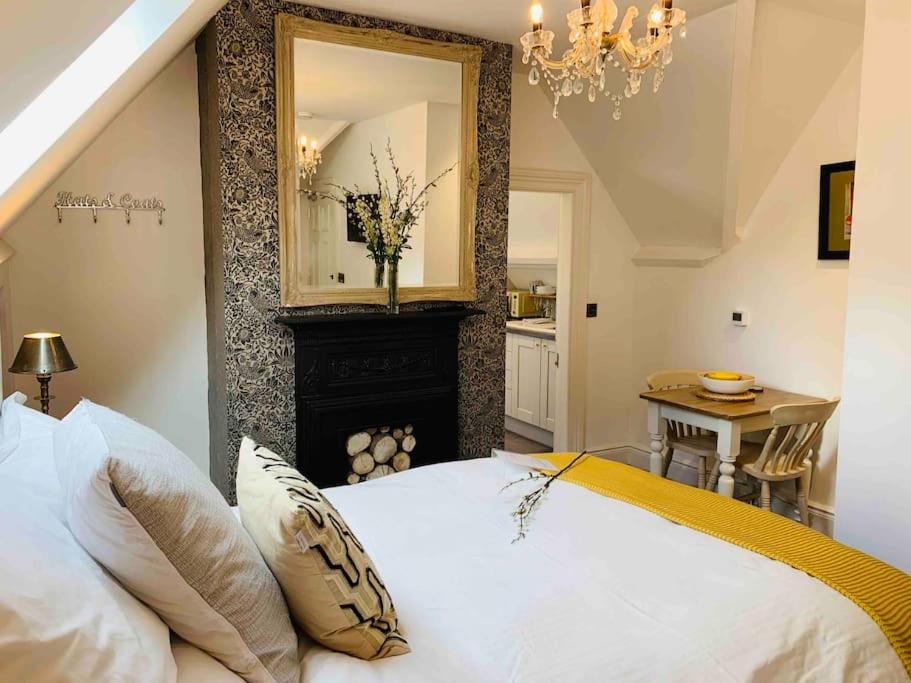 Luxury Attic Studio, heart of Uppermill, Saddleworth