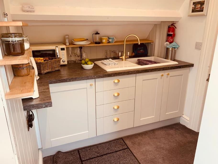Luxury Attic Studio, heart of Uppermill, Saddleworth
