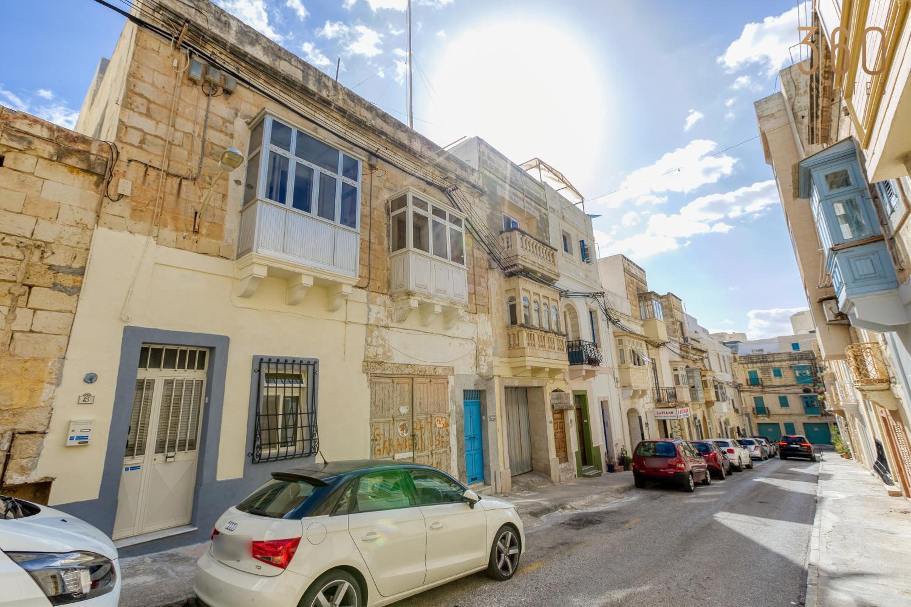 Authentic Townhouse with backyard in Sliema by 360 Estates view 2