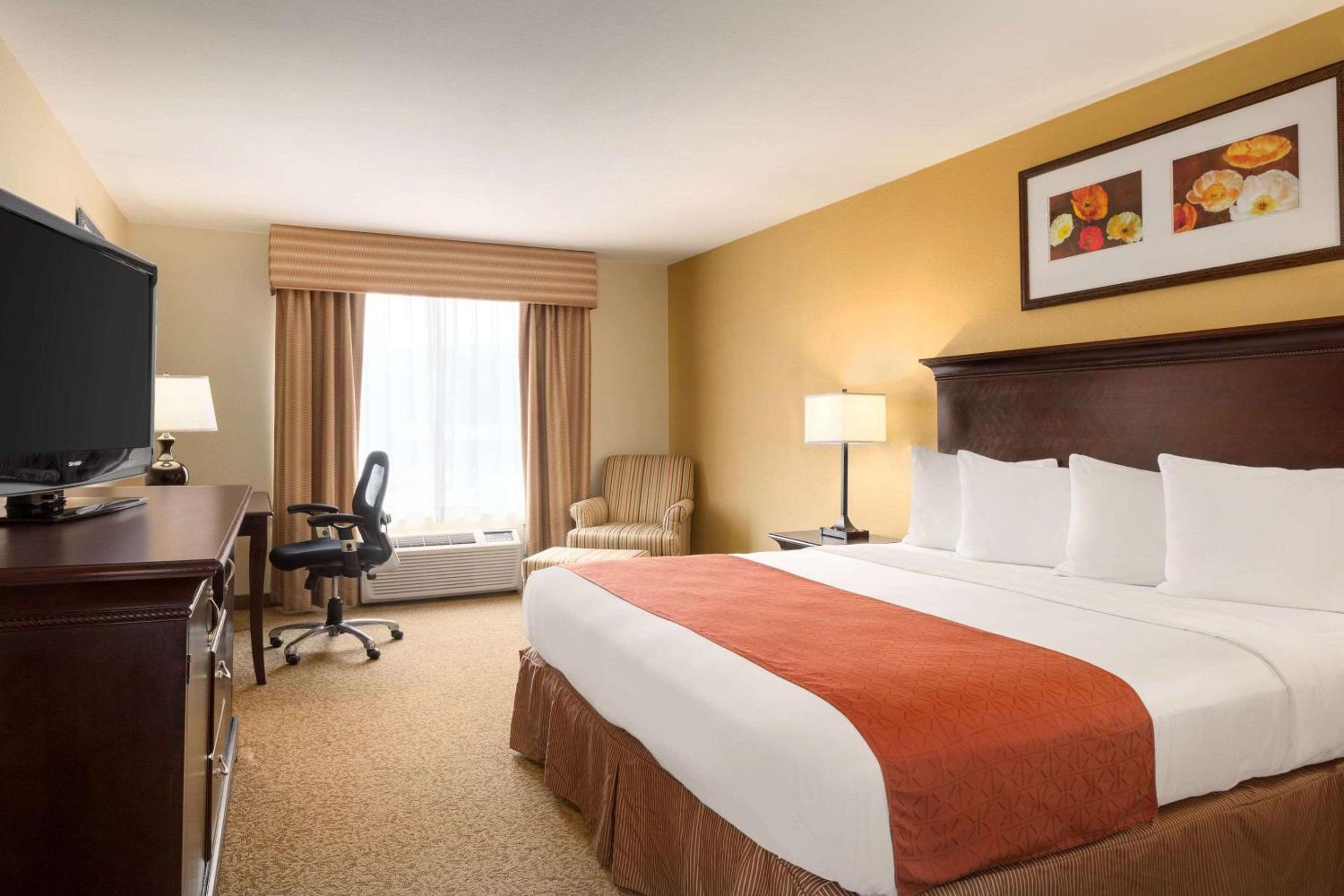 Ridgeland Vacations - Country Inn  Suites by Radisson, Savannah I-95 North, GA - Property Image 4