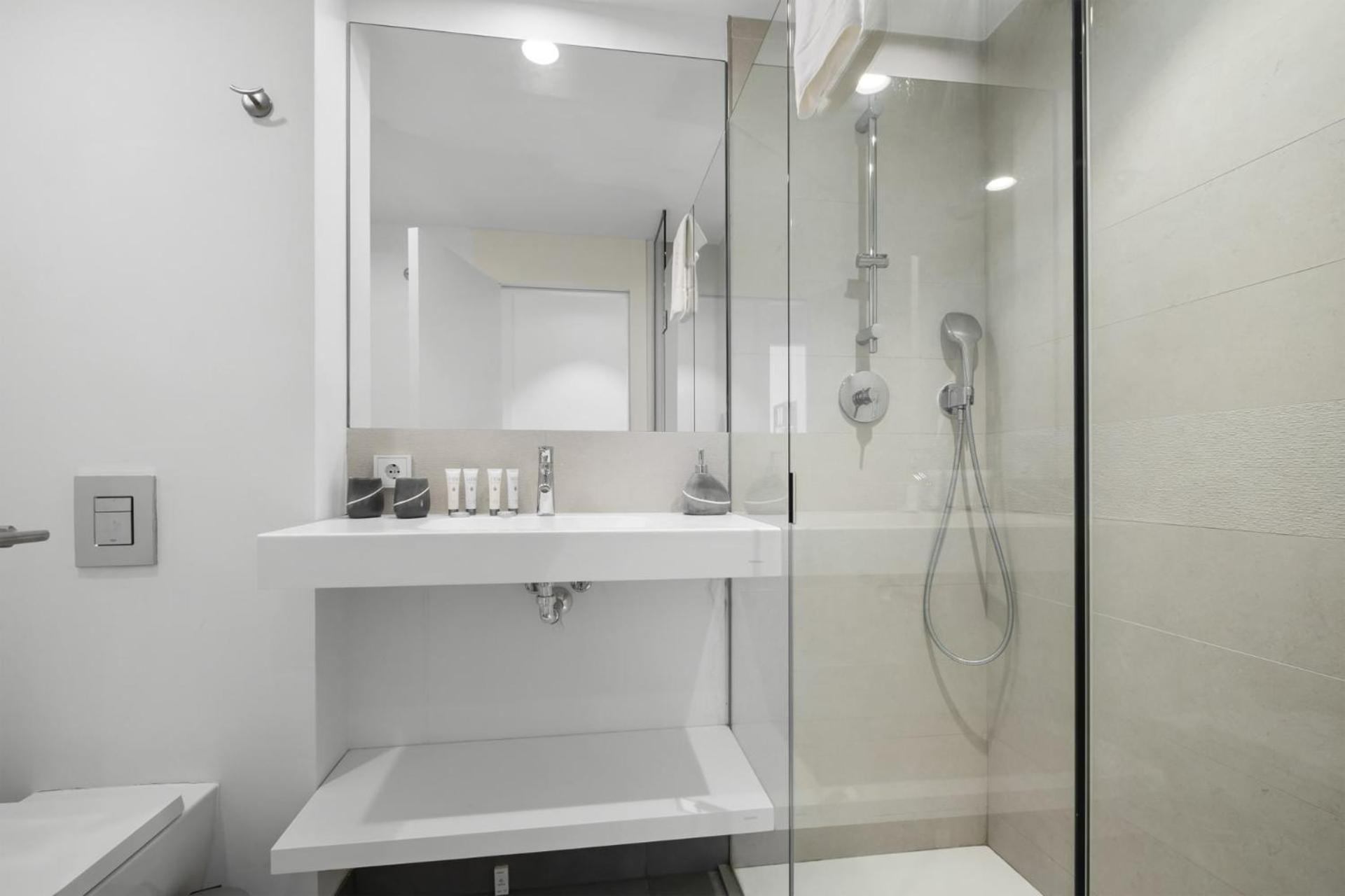 ViVi Homes - Amore Luxury ,Garden, Pool & Sauna