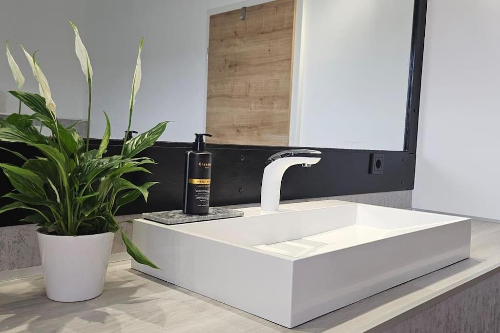 CASA8070 - Exklusive große Maisonette-Wohnung 91 qm für Familien, Gruppen, Geschäftsreisende, inklusive Parkplatz, WLAN, Kaffee und Tee, voll ausgestattet 