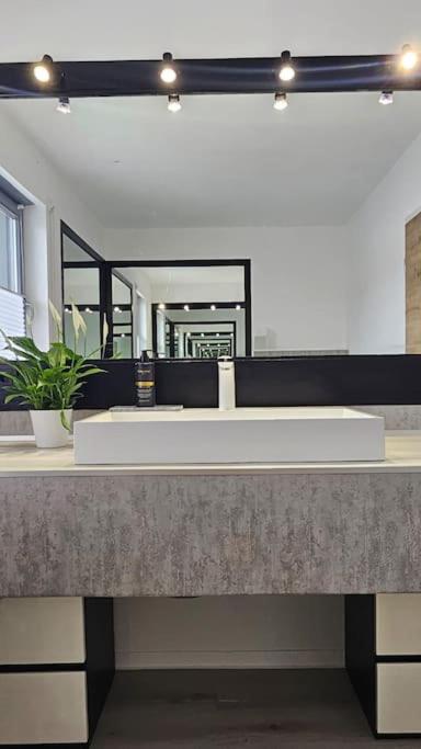 CASA8070 - Exklusive große Maisonette-Wohnung 91 qm für Familien, Gruppen, Geschäftsreisende, inklusive Parkplatz, WLAN, Kaffee und Tee, voll ausgestattet 