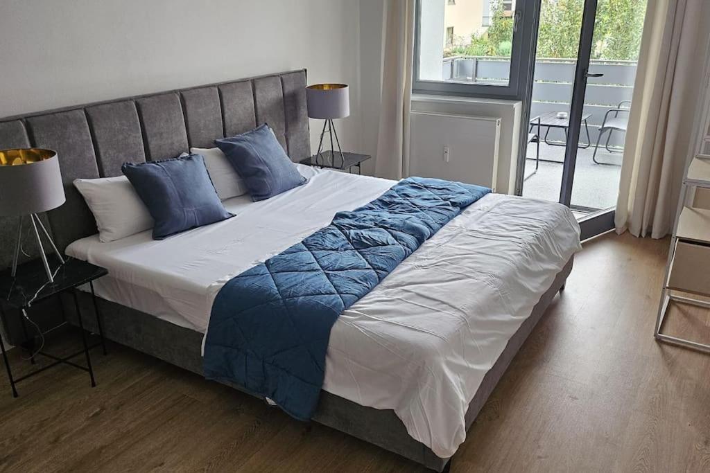 CASA8070 - Exklusive große Maisonette-Wohnung 91 qm für Familien, Gruppen, Geschäftsreisende, inklusive Parkplatz, WLAN, Kaffee und Tee, voll ausgestattet 