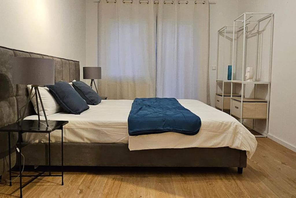 CASA8070 - Exklusive große Maisonette-Wohnung 91 qm für Familien, Gruppen, Geschäftsreisende, inklusive Parkplatz, WLAN, Kaffee und Tee, voll ausgestattet 