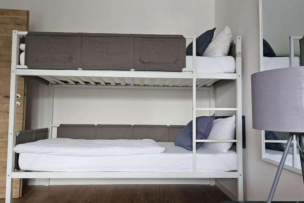 CASA8070 - Exklusive große Maisonette-Wohnung 91 qm für Familien, Gruppen, Geschäftsreisende, inklusive Parkplatz, WLAN, Kaffee und Tee, voll ausgestattet 