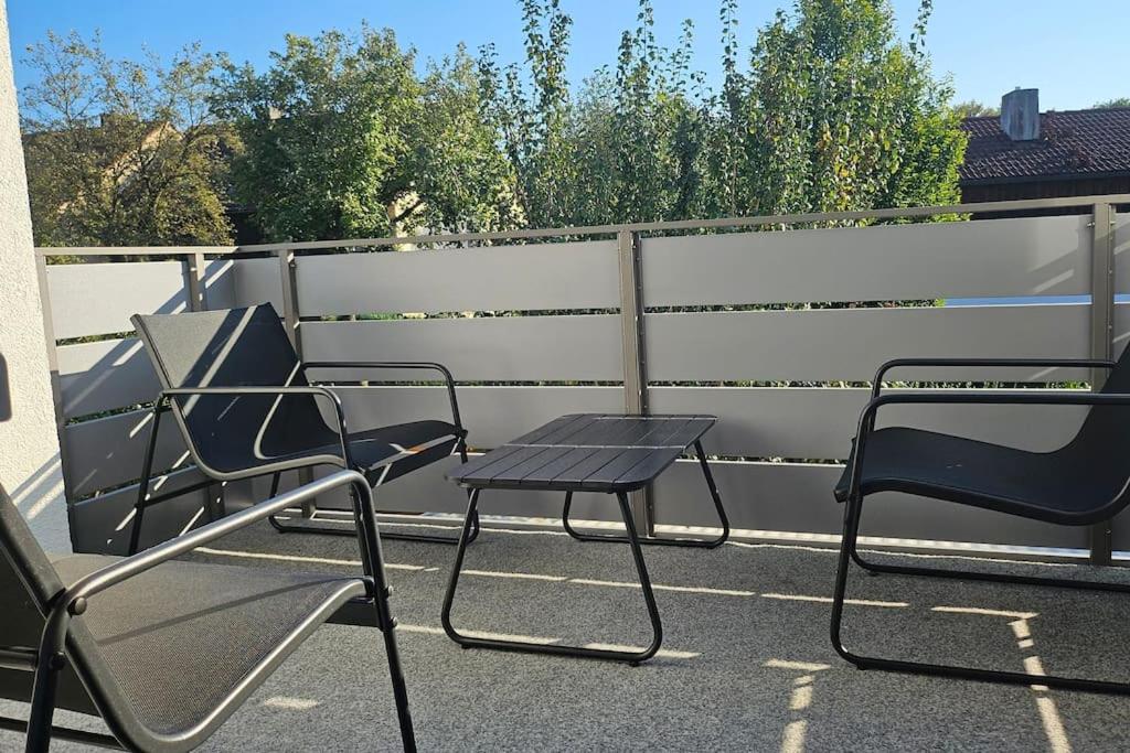 CASA8070 - Exklusive große Maisonette-Wohnung 91 qm für Familien, Gruppen, Geschäftsreisende, inklusive Parkplatz, WLAN, Kaffee und Tee, voll ausgestattet 