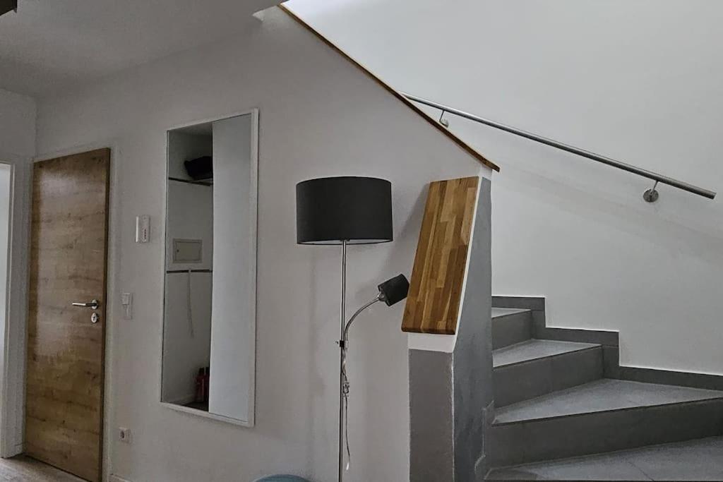 CASA8070 - Exklusive große Maisonette-Wohnung 91 qm für Familien, Gruppen, Geschäftsreisende, inklusive Parkplatz, WLAN, Kaffee und Tee, voll ausgestattet 