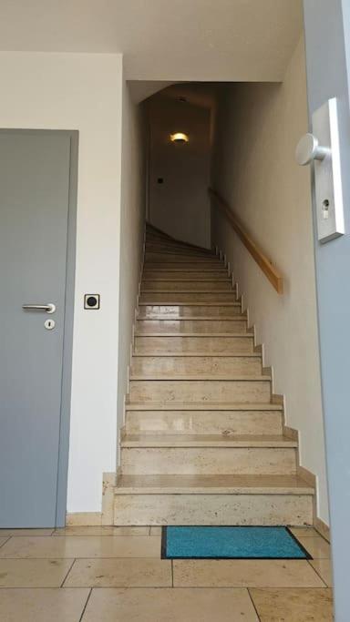 CASA8070 - Exklusive große Maisonette-Wohnung 91 qm für Familien, Gruppen, Geschäftsreisende, inklusive Parkplatz, WLAN, Kaffee und Tee, voll ausgestattet 
