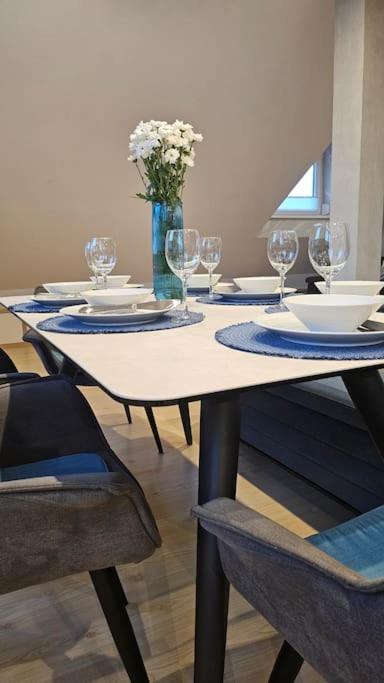CASA8070 - Exklusive große Maisonette-Wohnung 91 qm für Familien, Gruppen, Geschäftsreisende, inklusive Parkplatz, WLAN, Kaffee und Tee, voll ausgestattet 