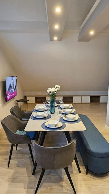 CASA8070 - Exklusive große Maisonette-Wohnung 91 qm für Familien, Gruppen, Geschäftsreisende, inklusive Parkplatz, WLAN, Kaffee und Tee, voll ausgestattet 