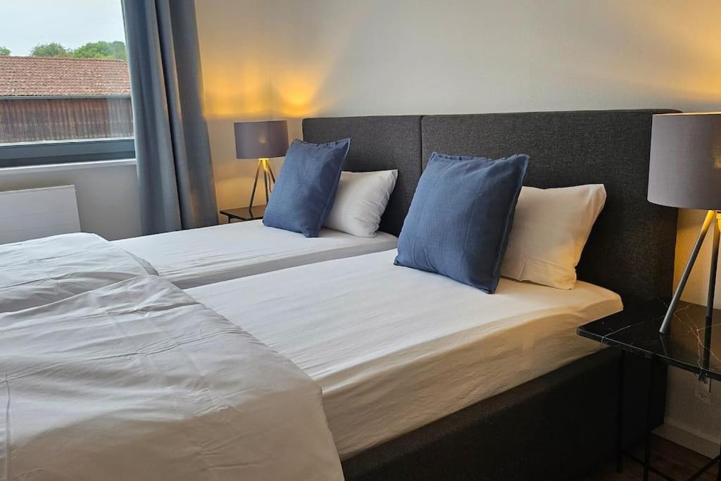 CASA8070 - Exklusive große Maisonette-Wohnung 91 qm für Familien, Gruppen, Geschäftsreisende, inklusive Parkplatz, WLAN, Kaffee und Tee, voll ausgestattet 