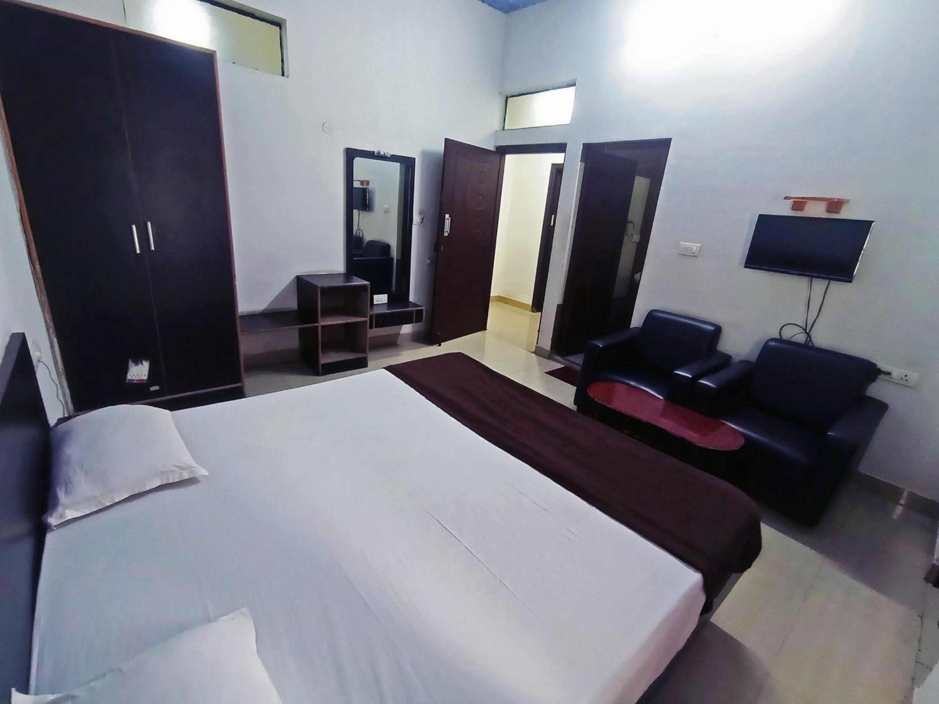Savanur Deluxe Lodge
