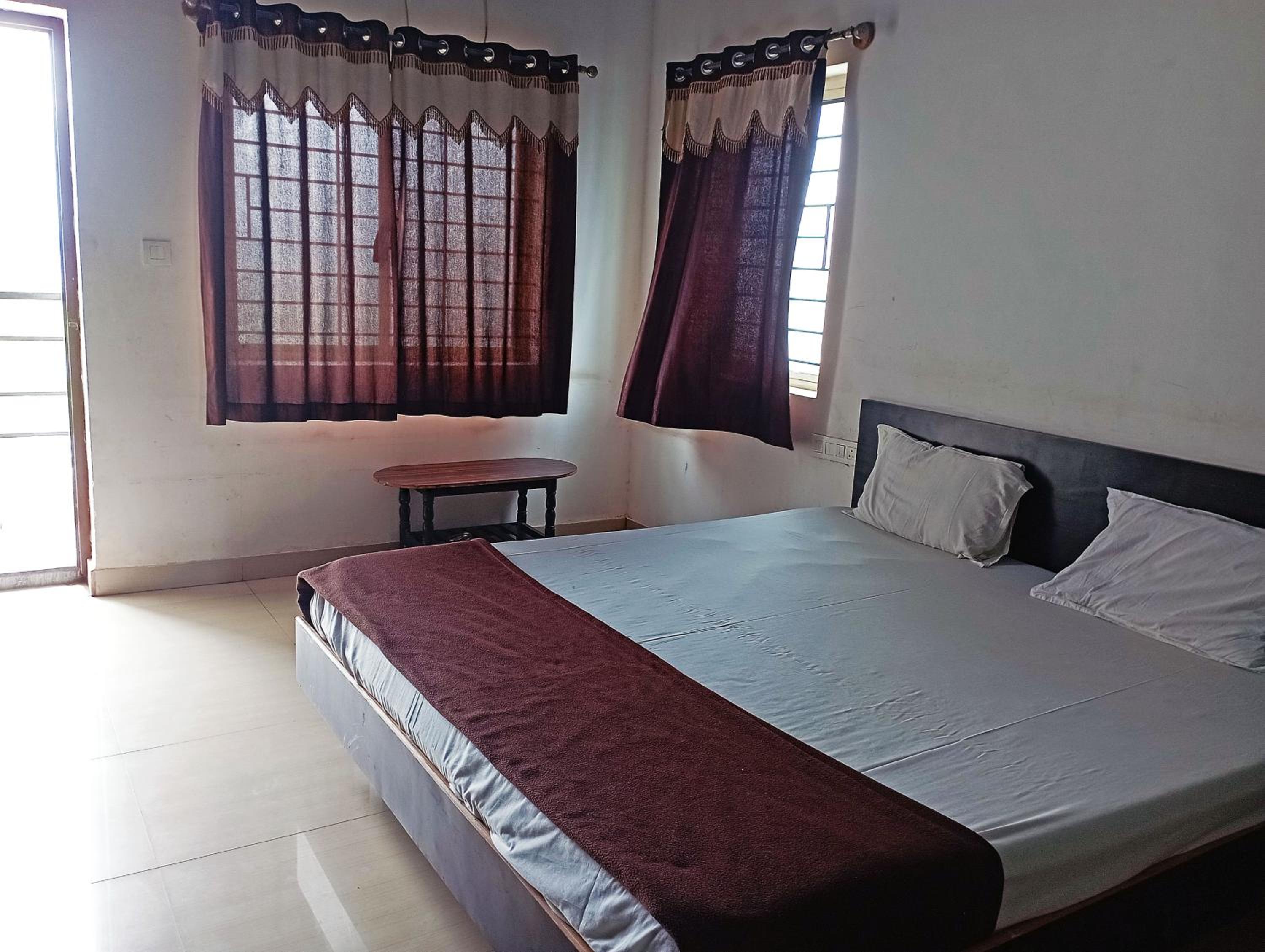 Savanur Deluxe Lodge
