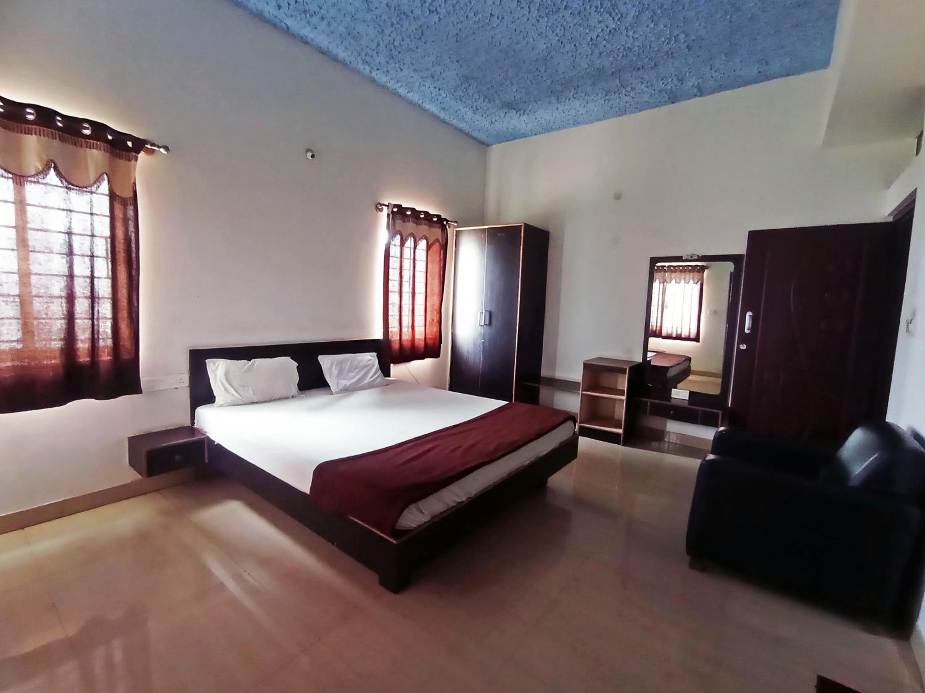 Savanur Deluxe Lodge