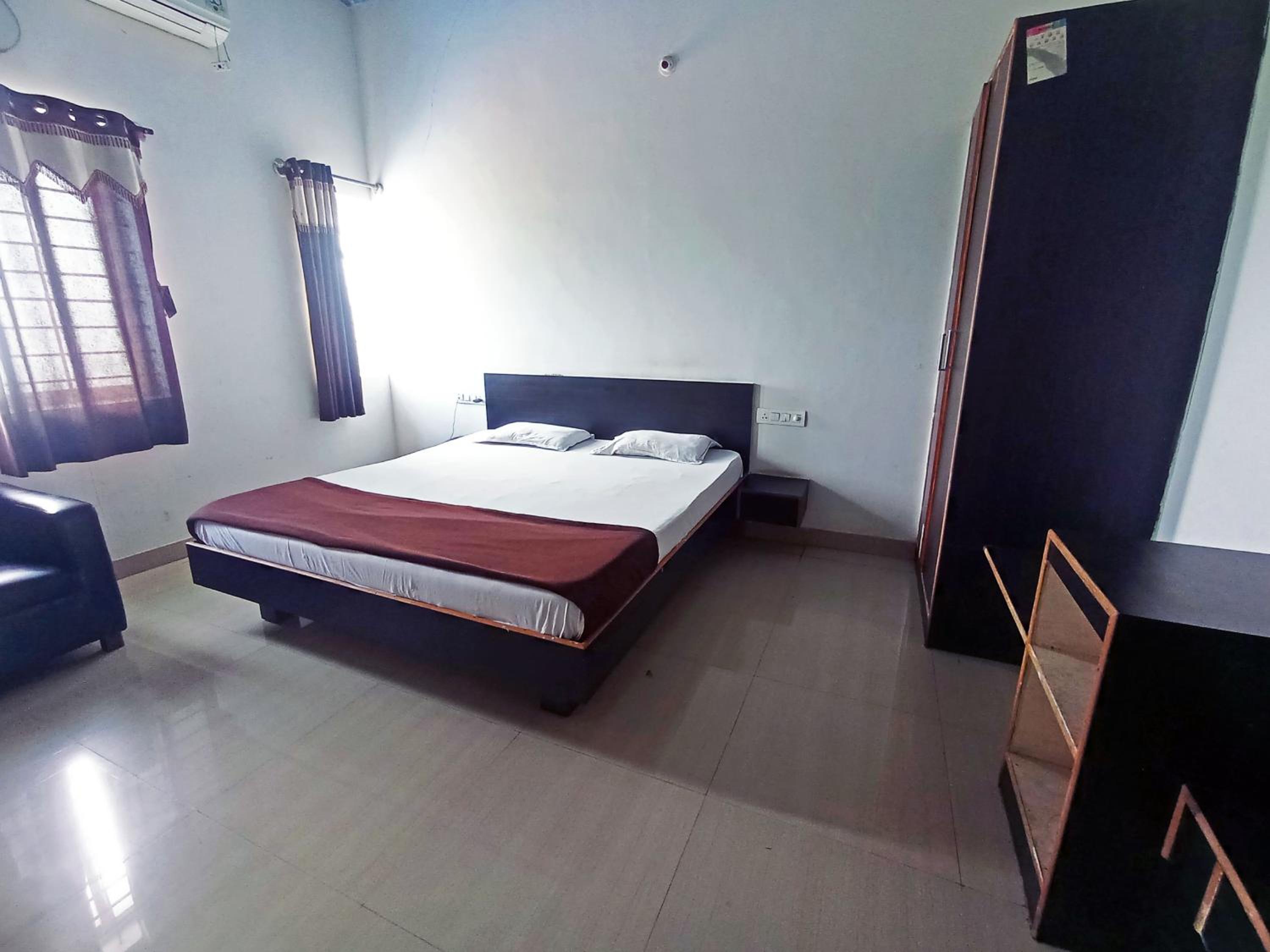 Savanur Deluxe Lodge