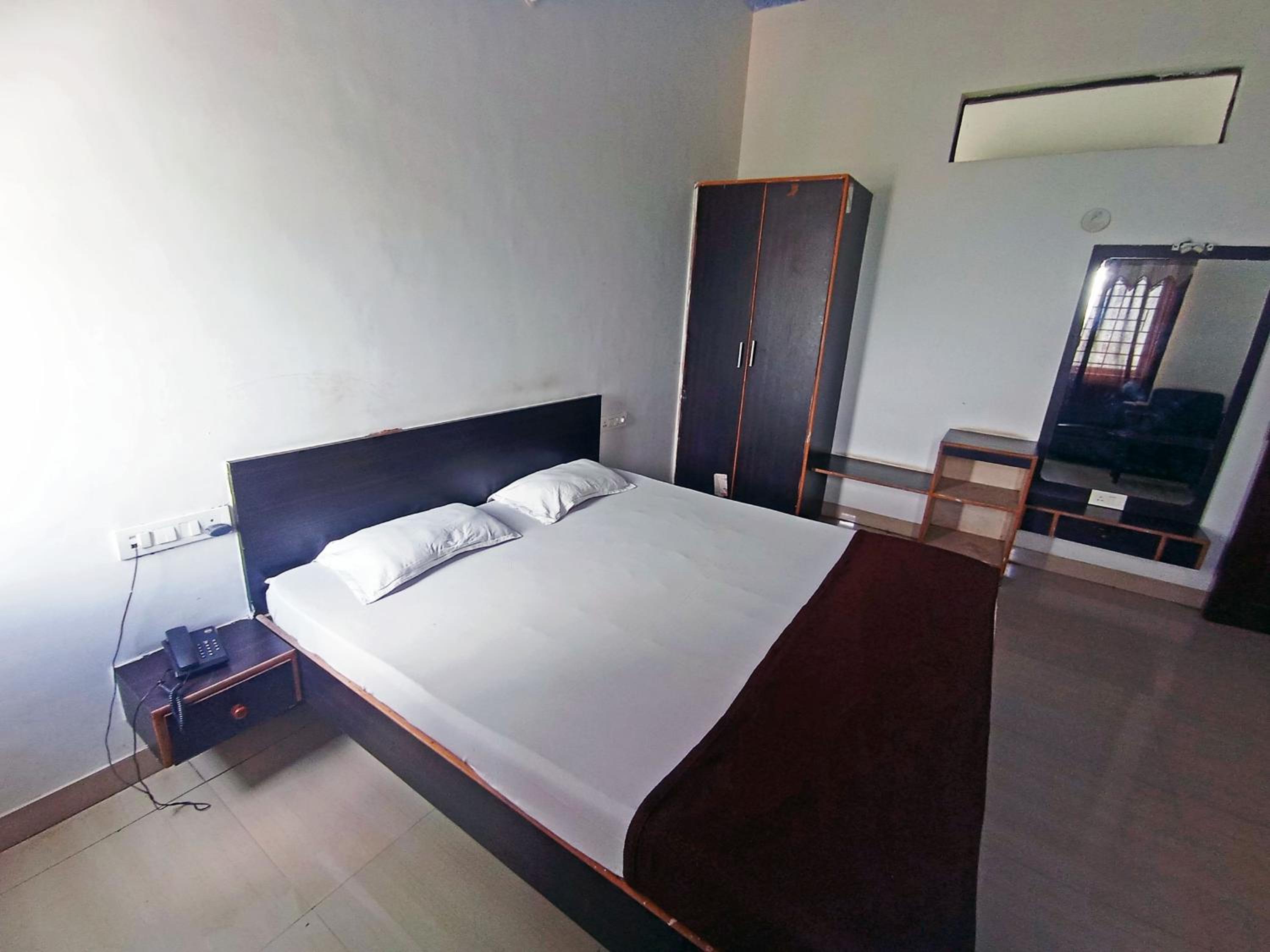 Savanur Deluxe Lodge