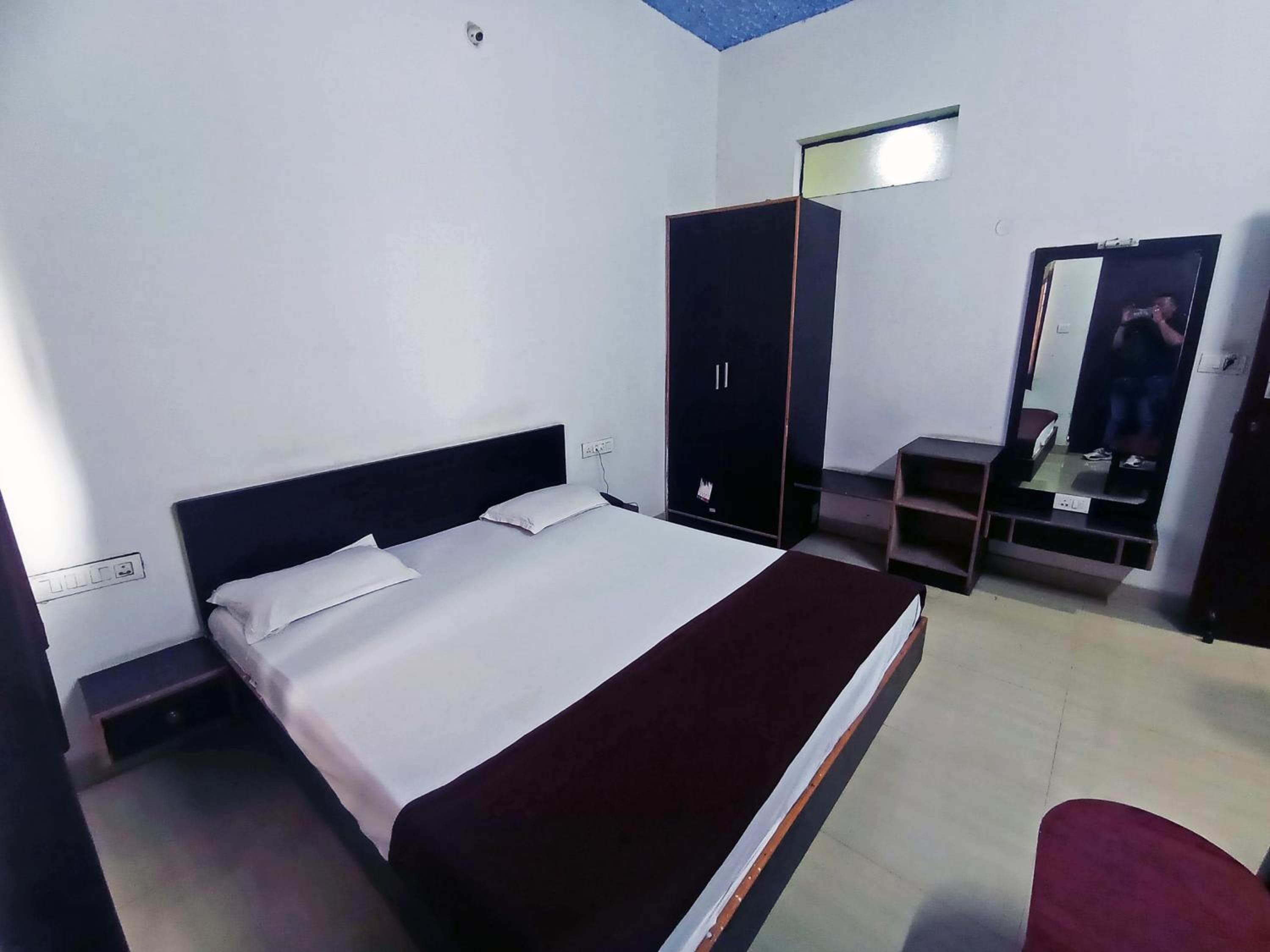 Savanur Deluxe Lodge