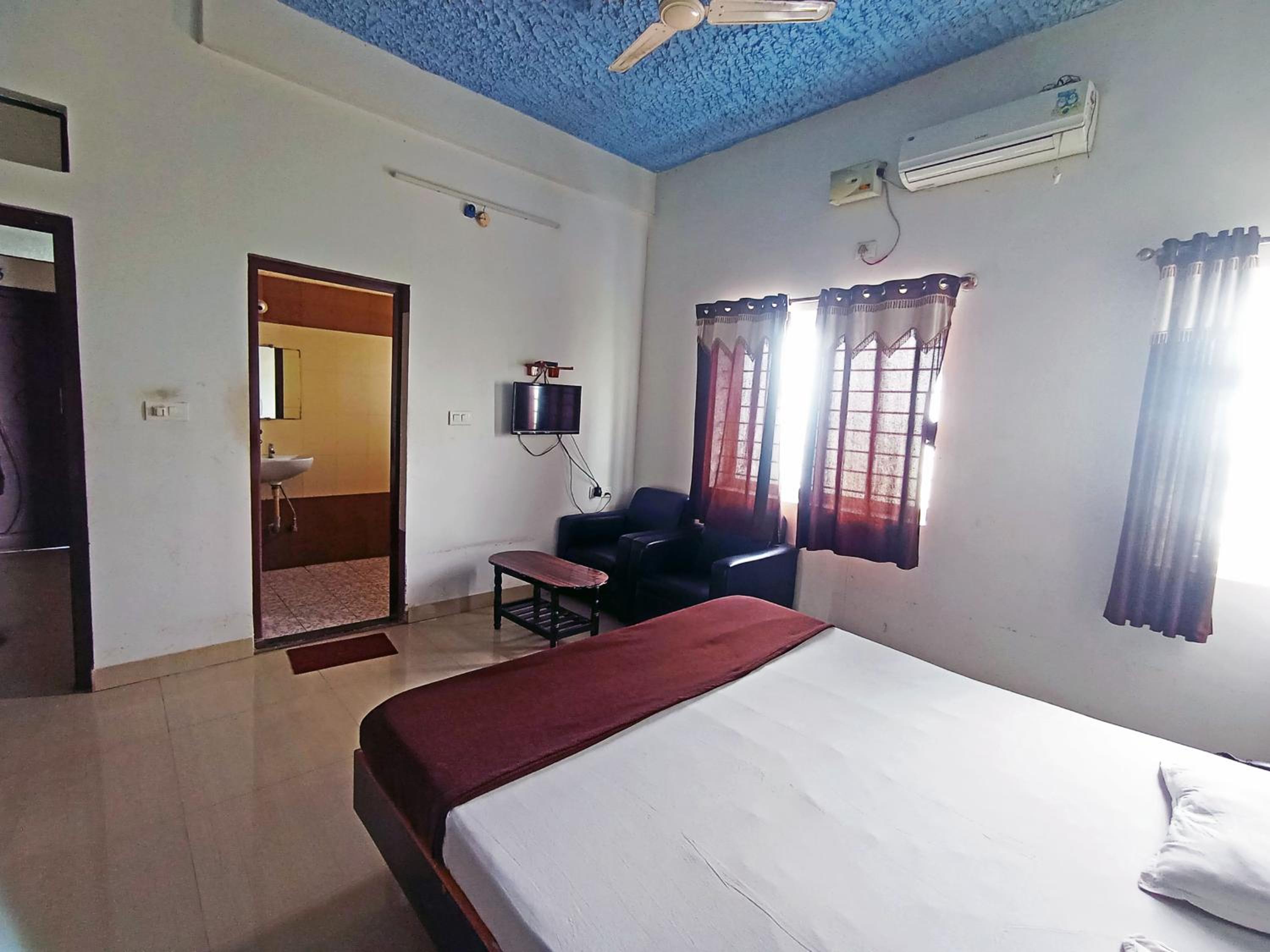 Savanur Deluxe Lodge