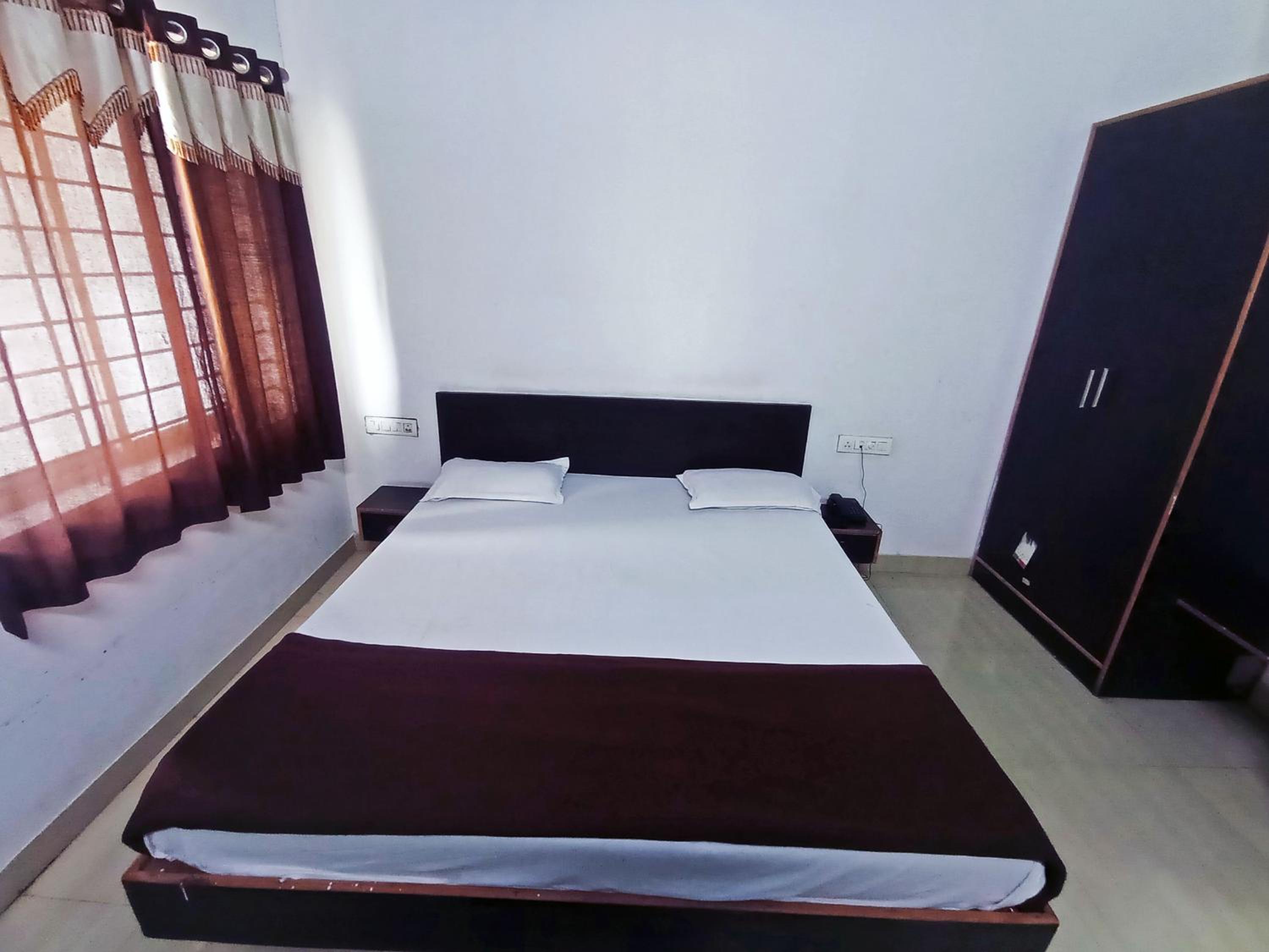Savanur Deluxe Lodge
