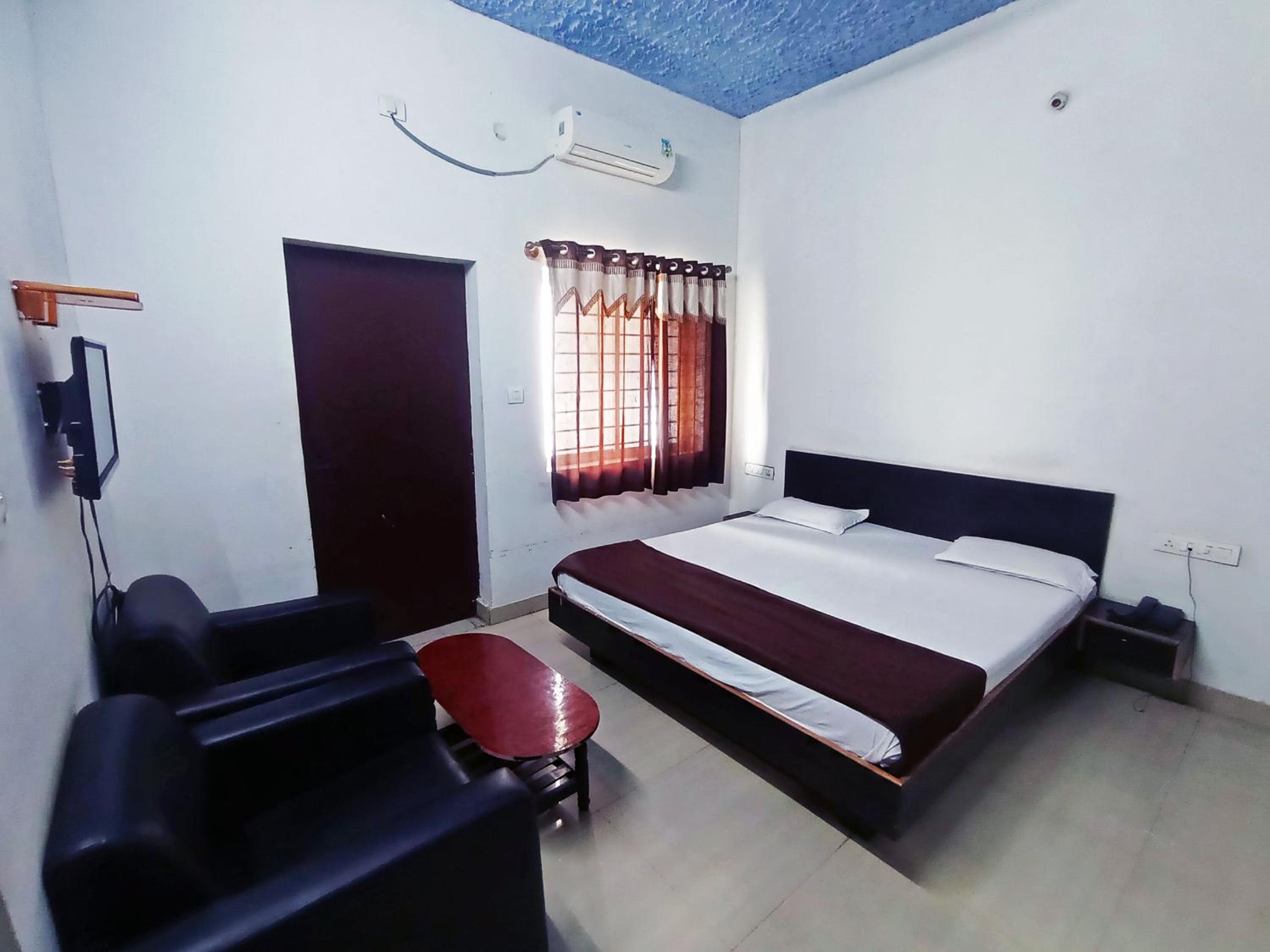 Savanur Deluxe Lodge
