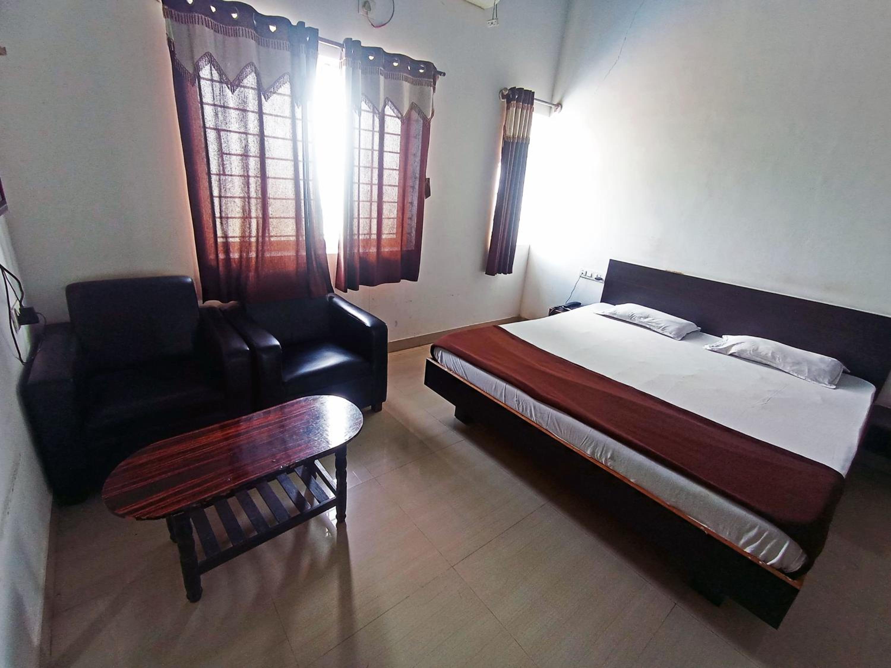 Savanur Deluxe Lodge