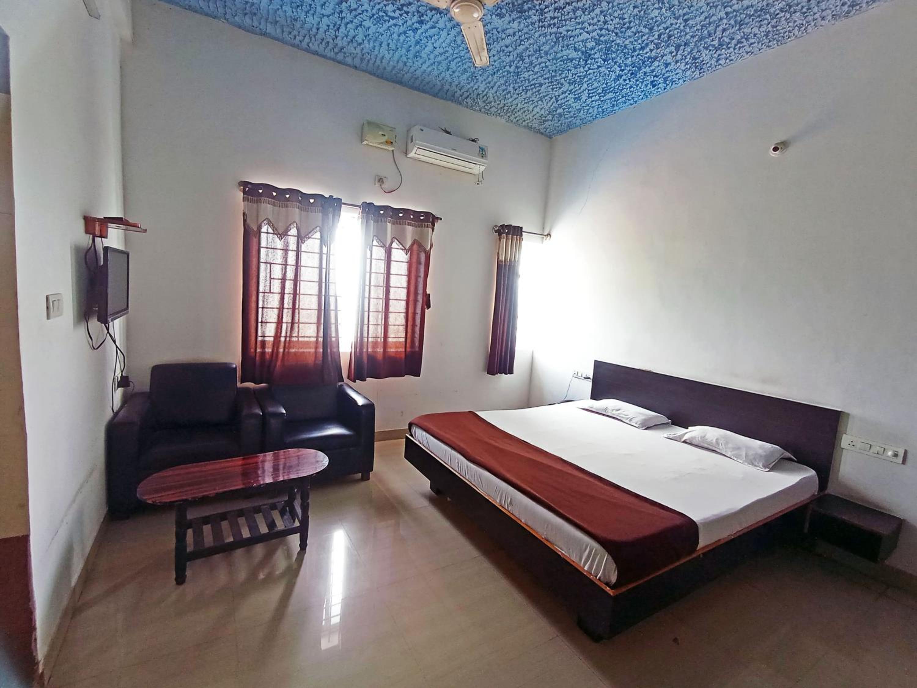 Savanur Deluxe Lodge