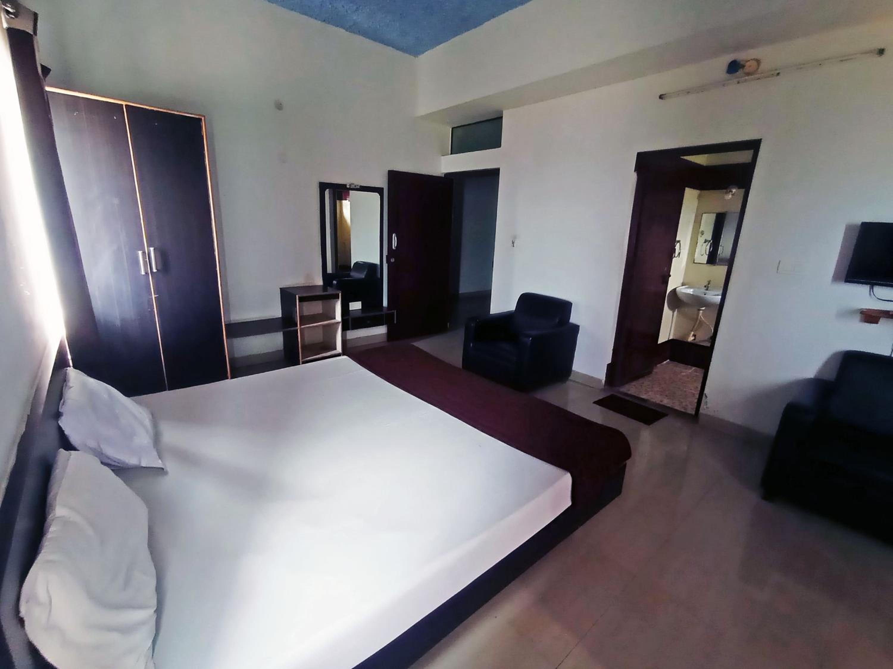 Savanur Deluxe Lodge