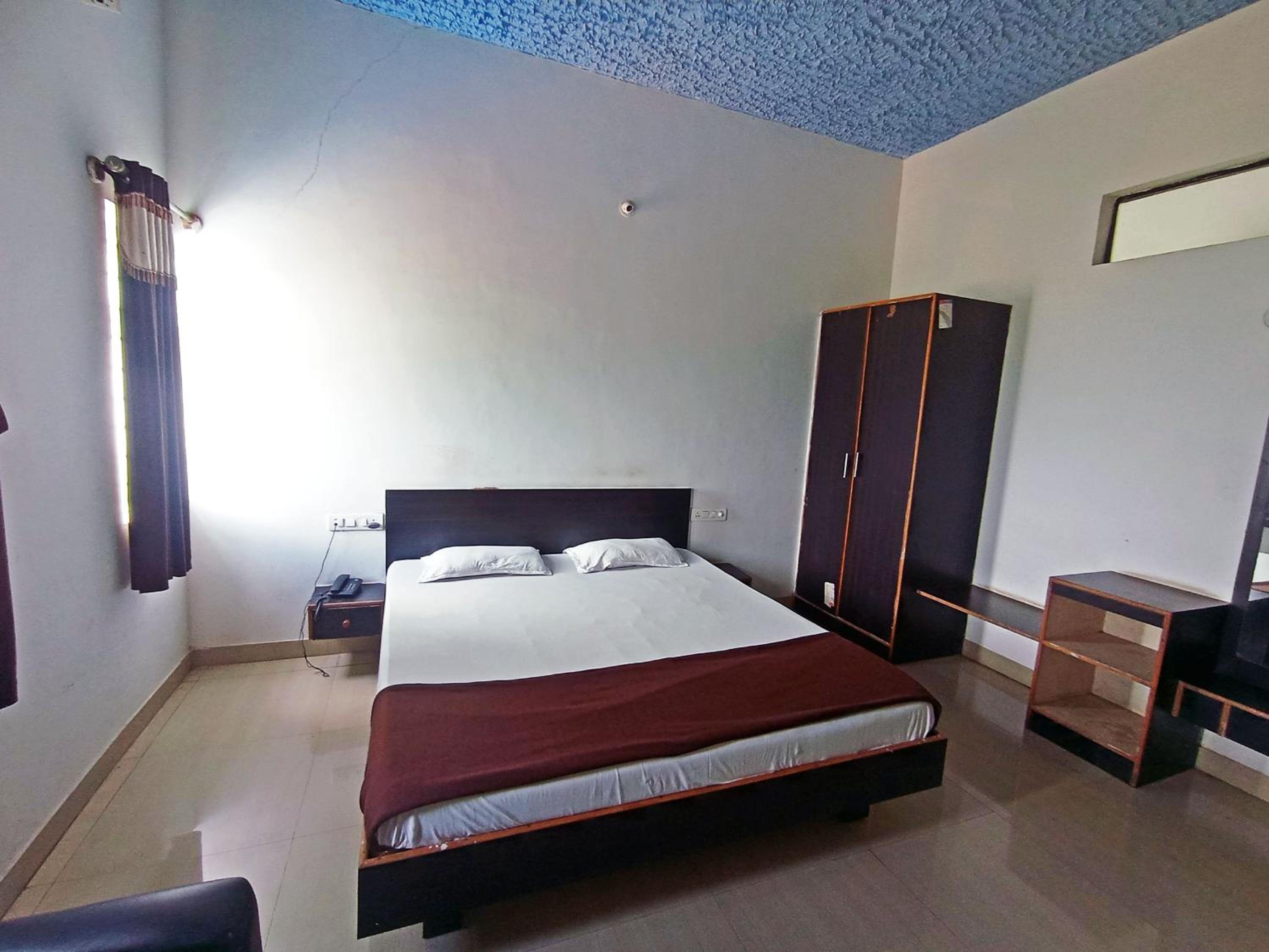 Savanur Deluxe Lodge