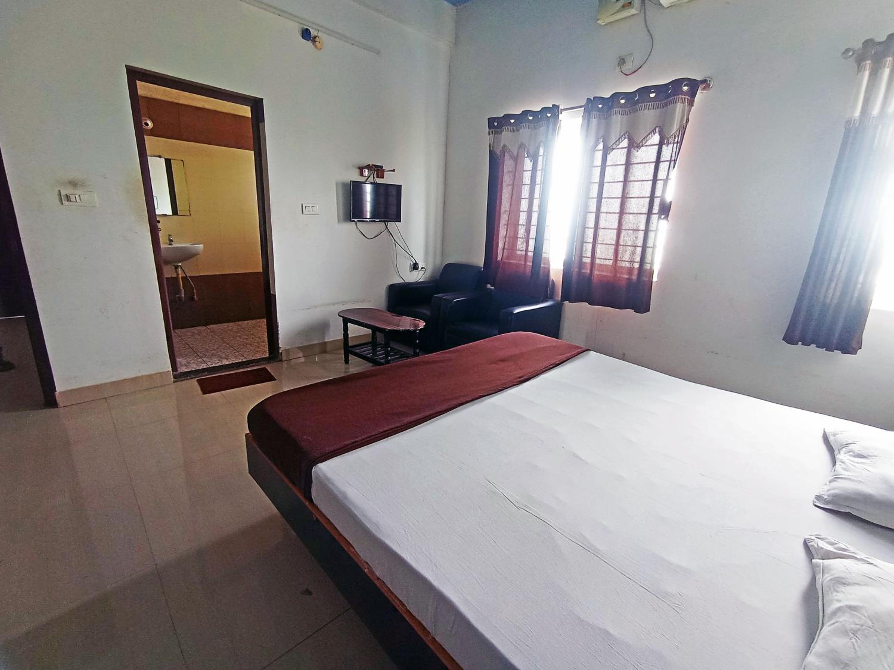 Savanur Deluxe Lodge