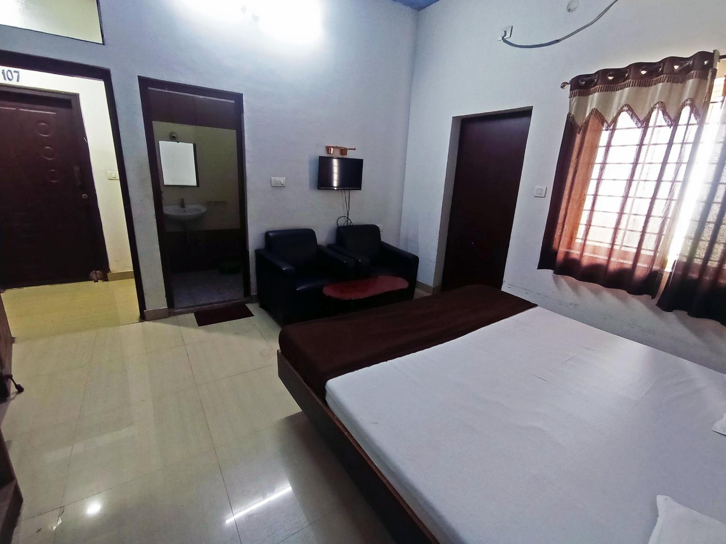 Savanur Deluxe Lodge