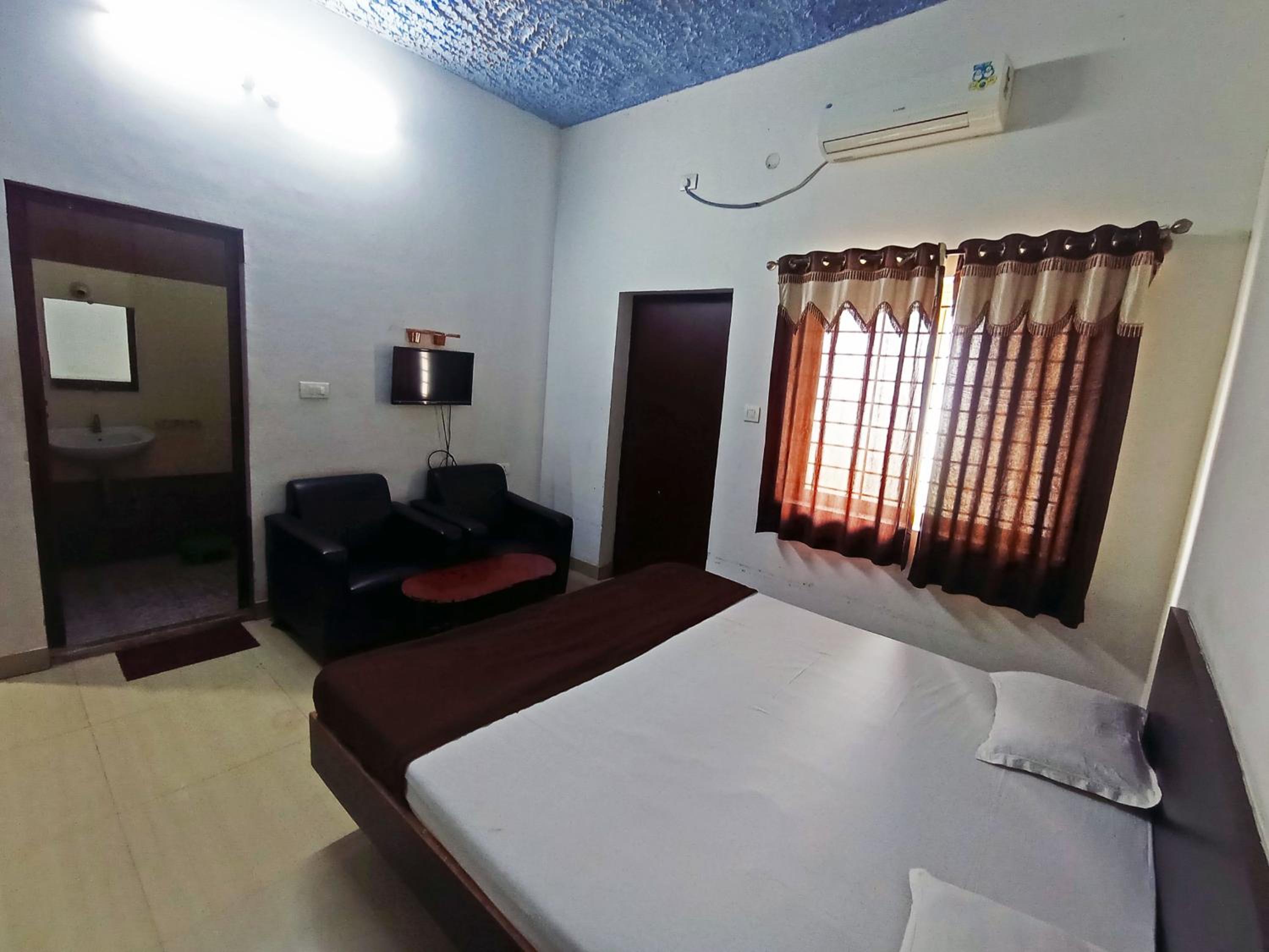 Savanur Deluxe Lodge