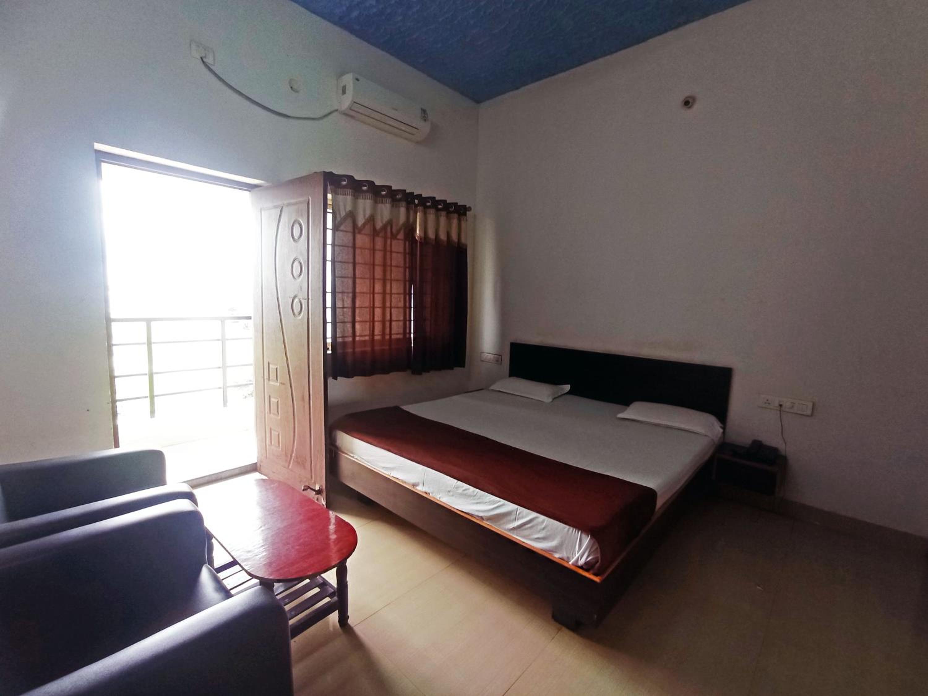Savanur Deluxe Lodge