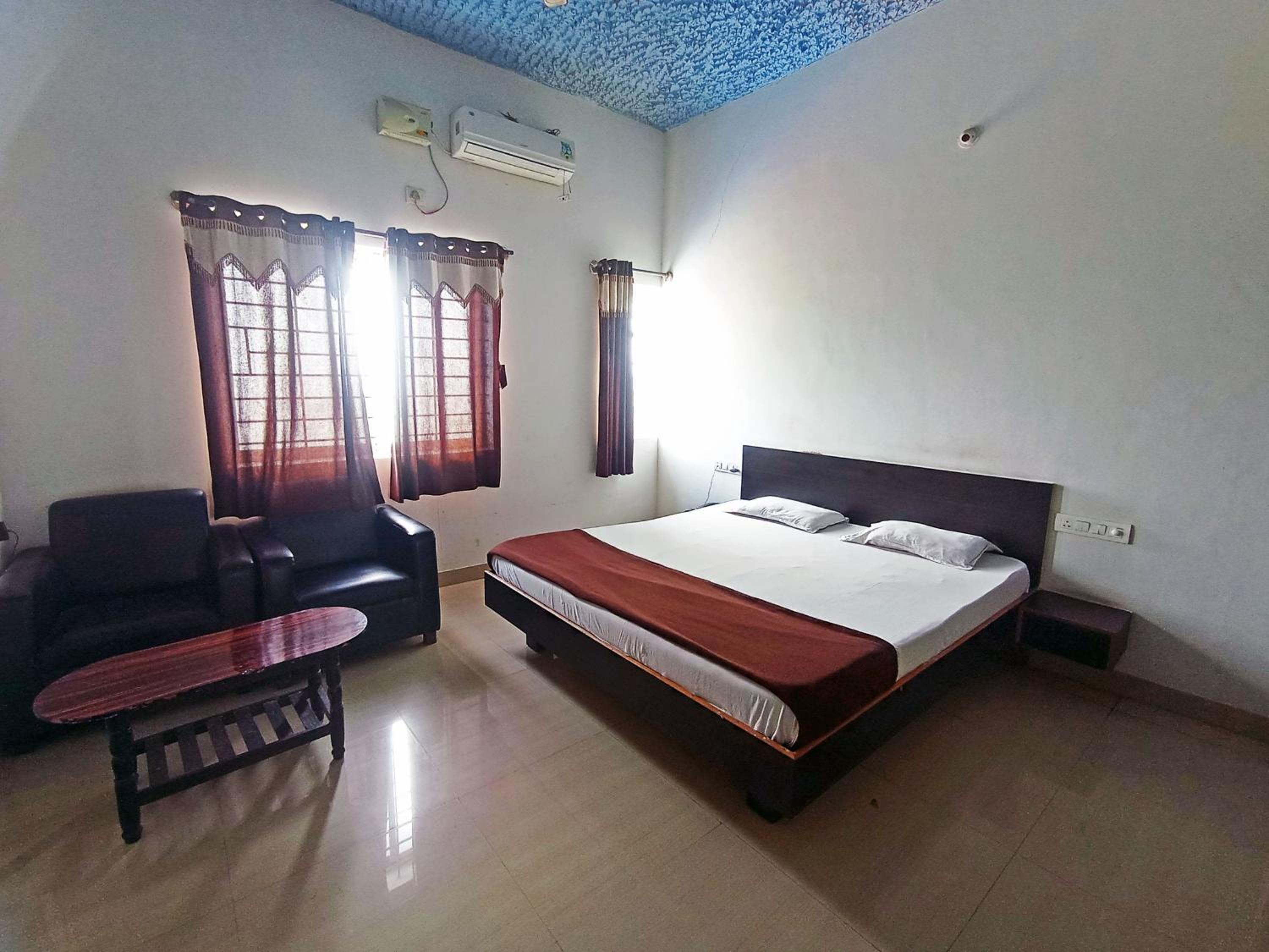 Savanur Deluxe Lodge