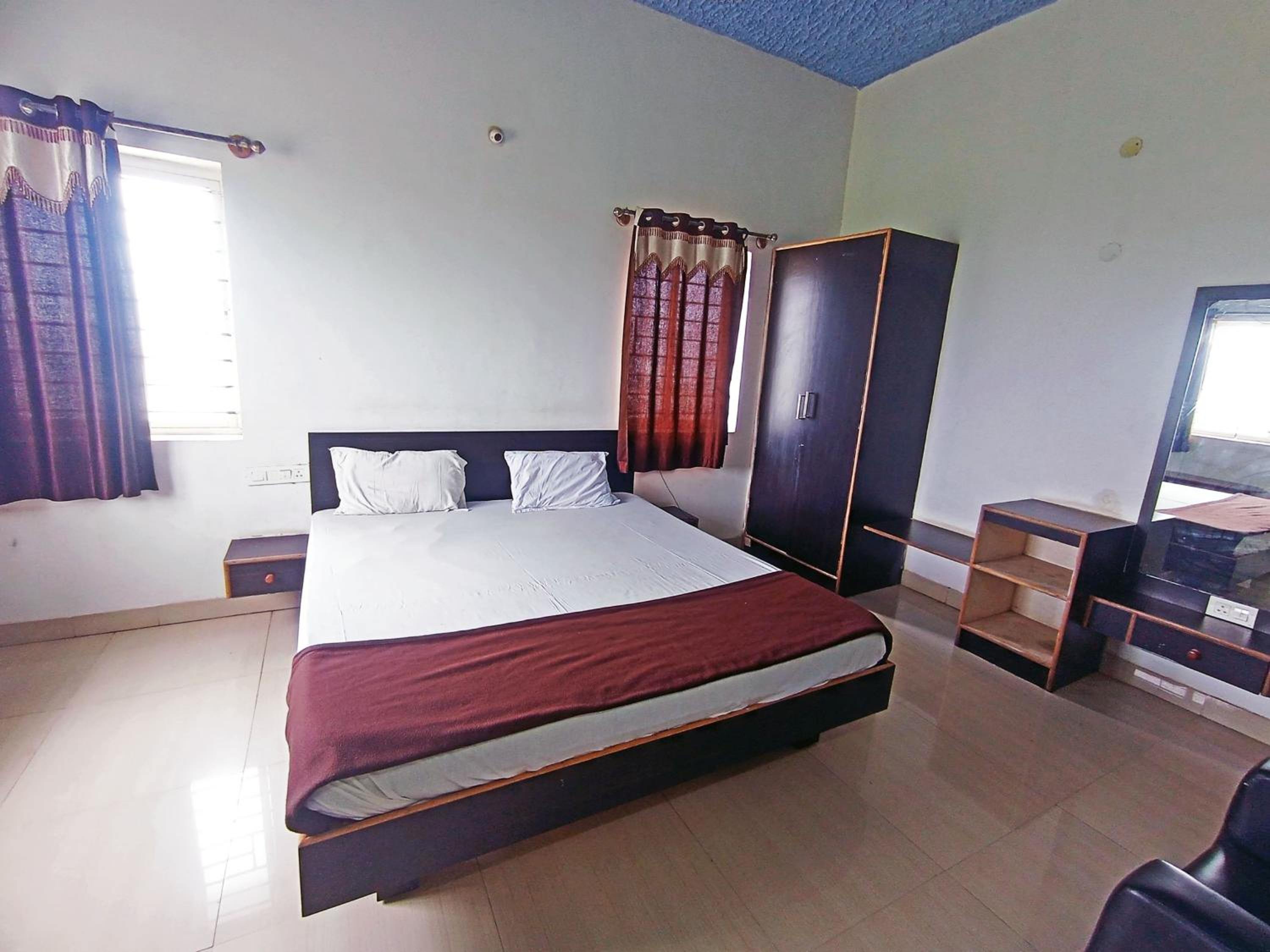 Savanur Deluxe Lodge