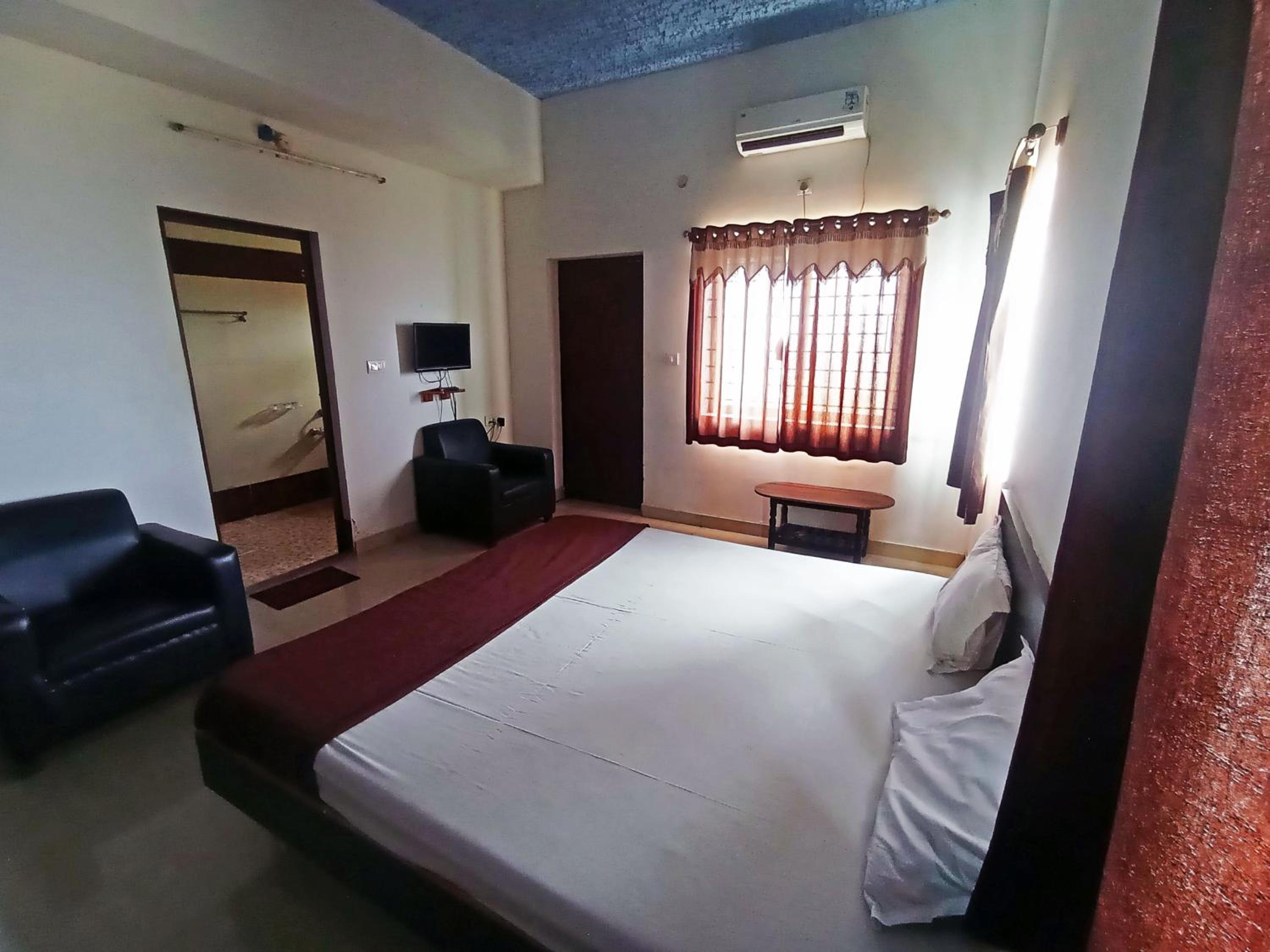 Savanur Deluxe Lodge