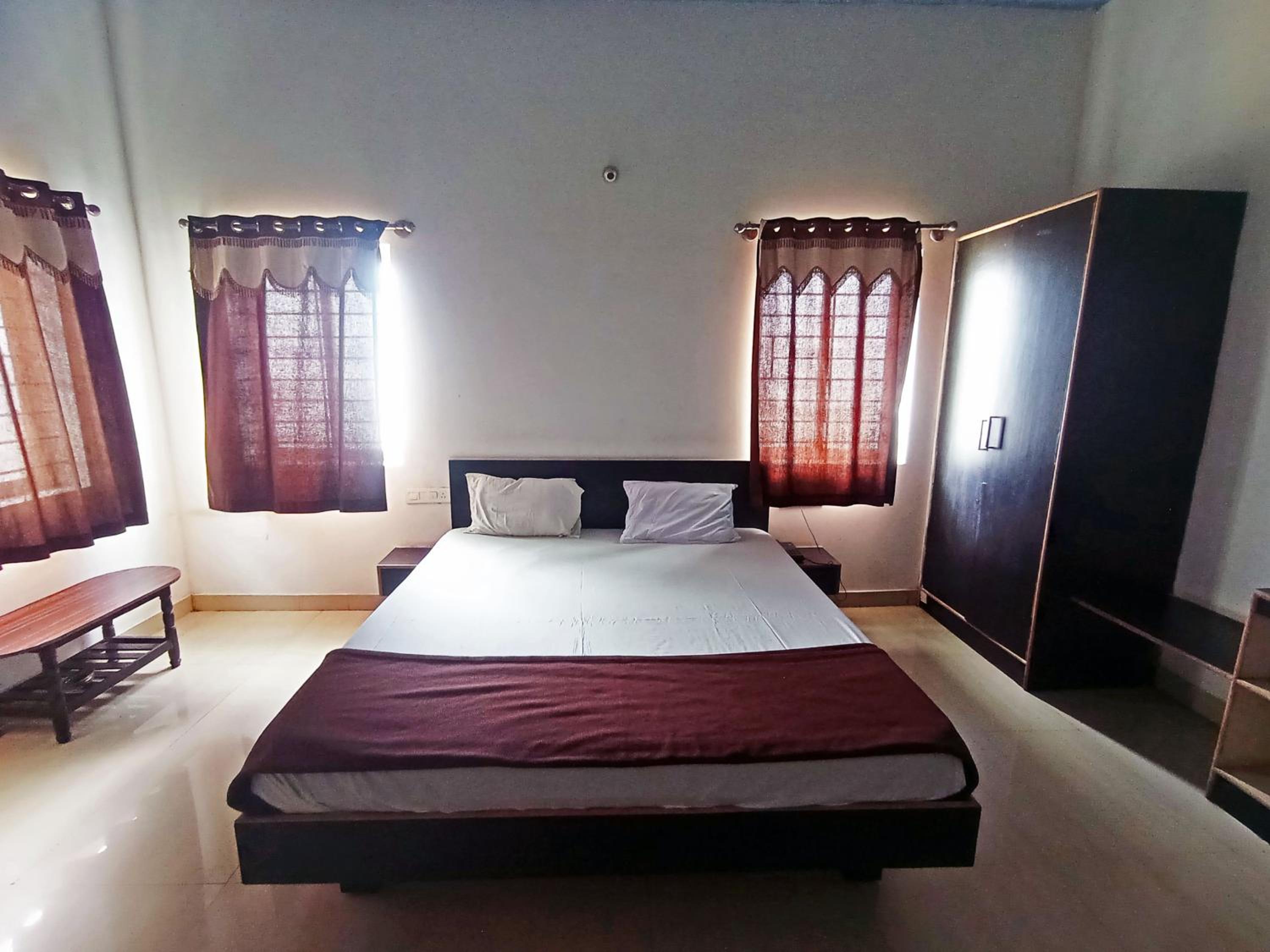 Savanur Deluxe Lodge