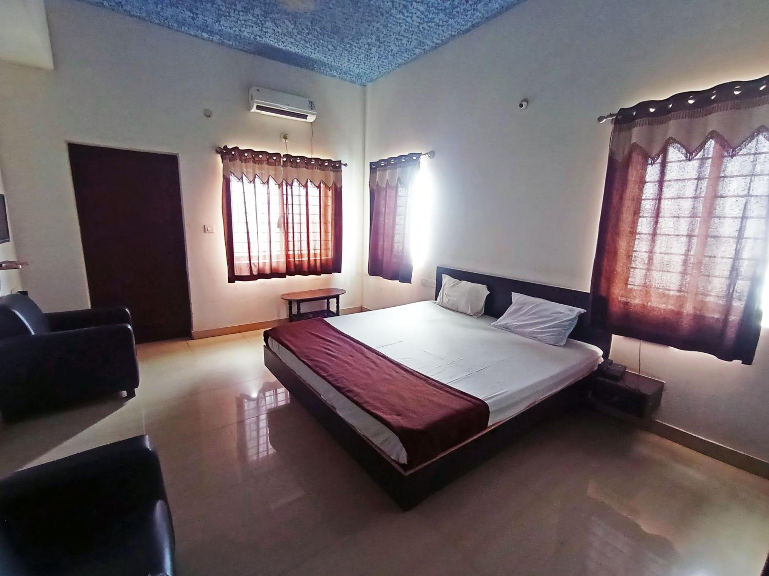 Savanur Deluxe Lodge