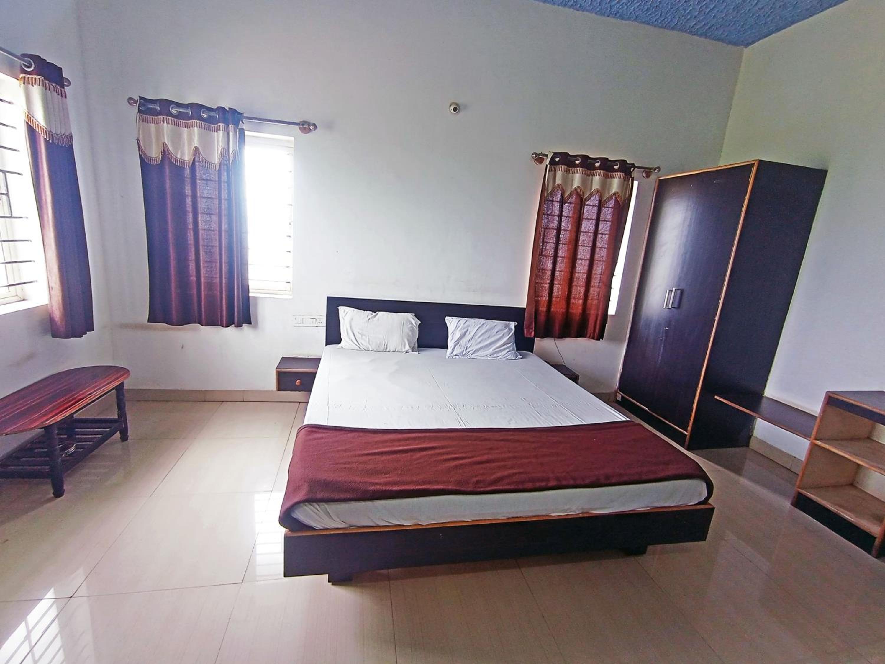 Savanur Deluxe Lodge