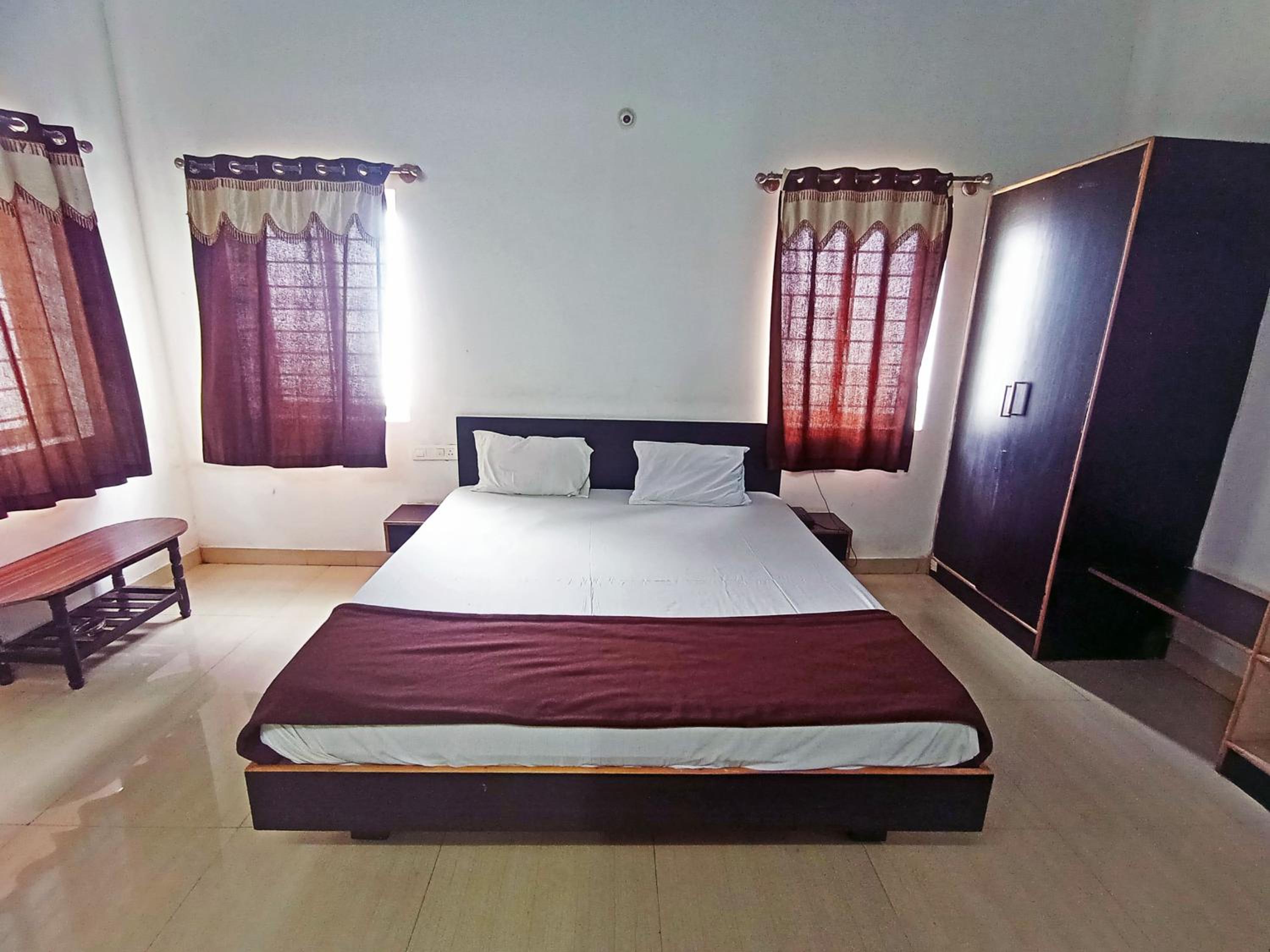 Savanur Deluxe Lodge