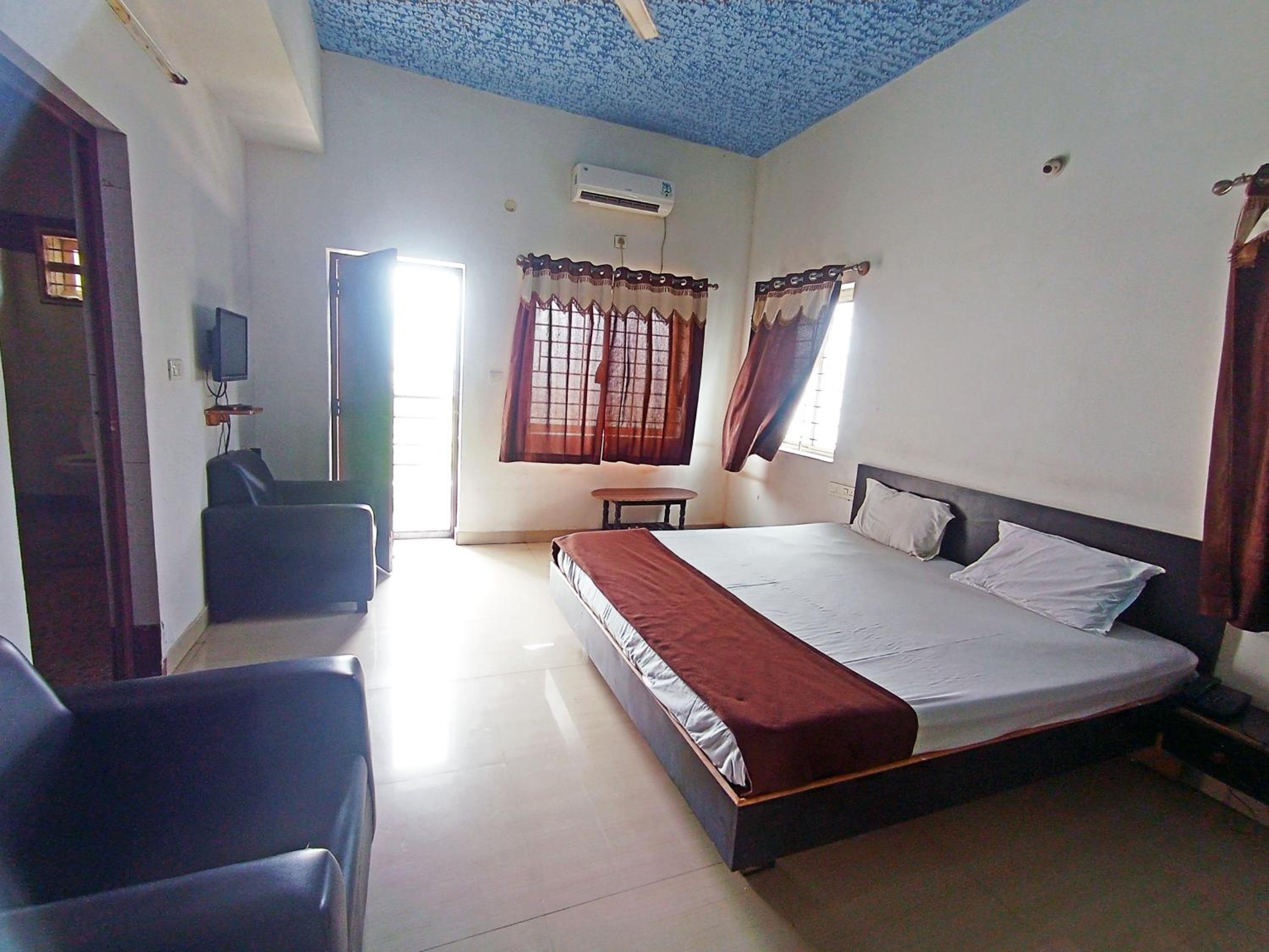 Savanur Deluxe Lodge