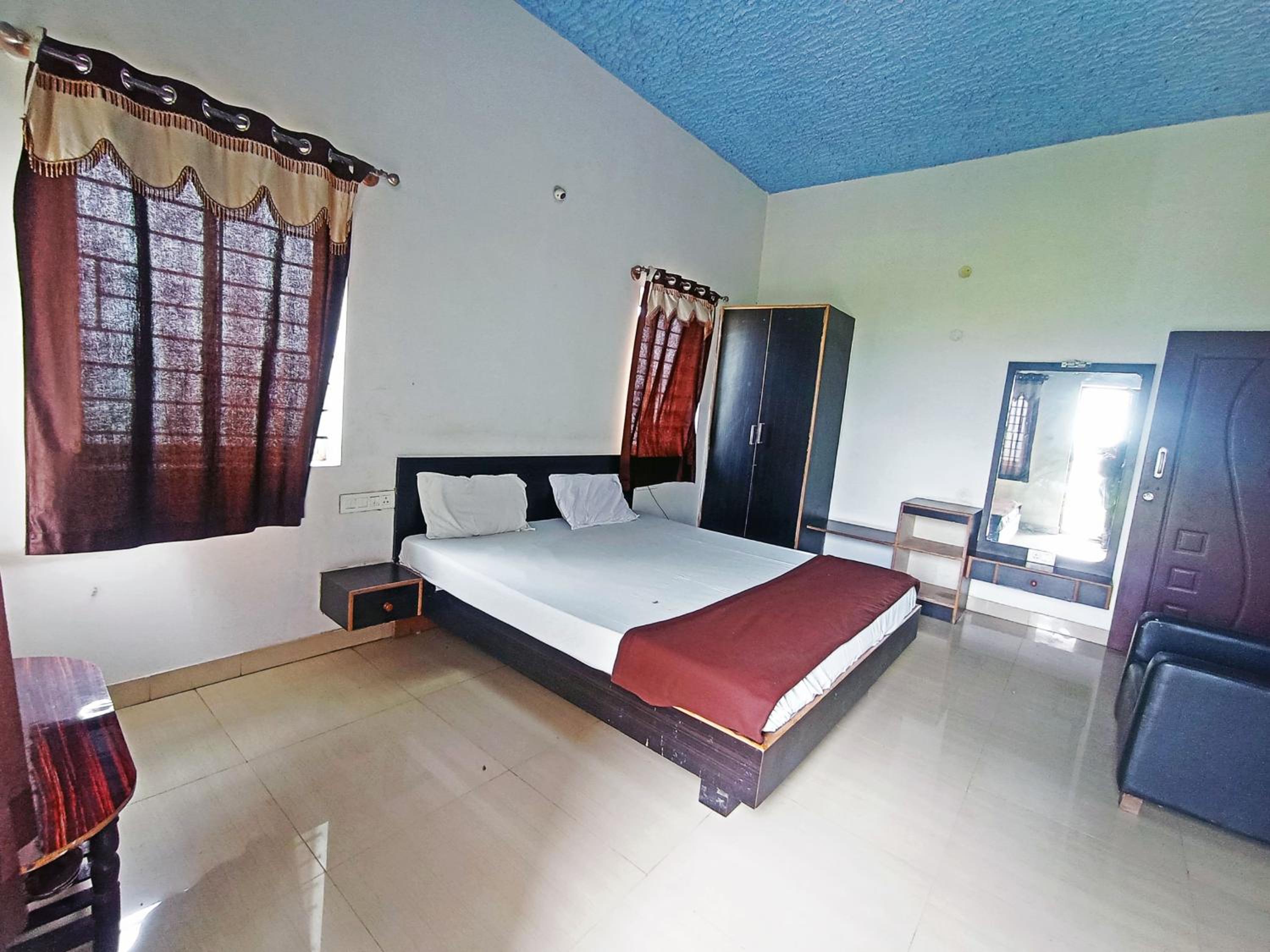 Savanur Deluxe Lodge