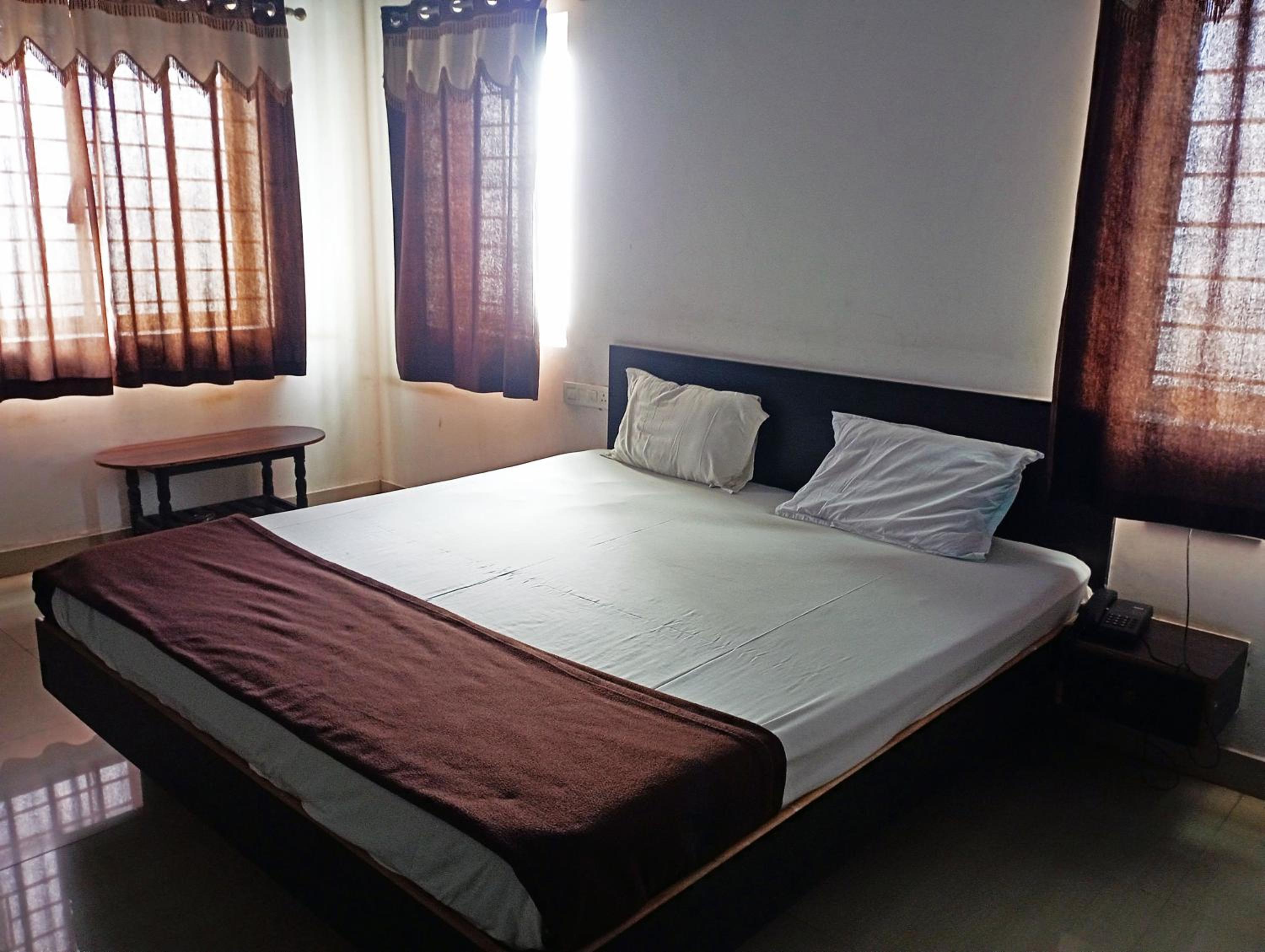 Savanur Deluxe Lodge