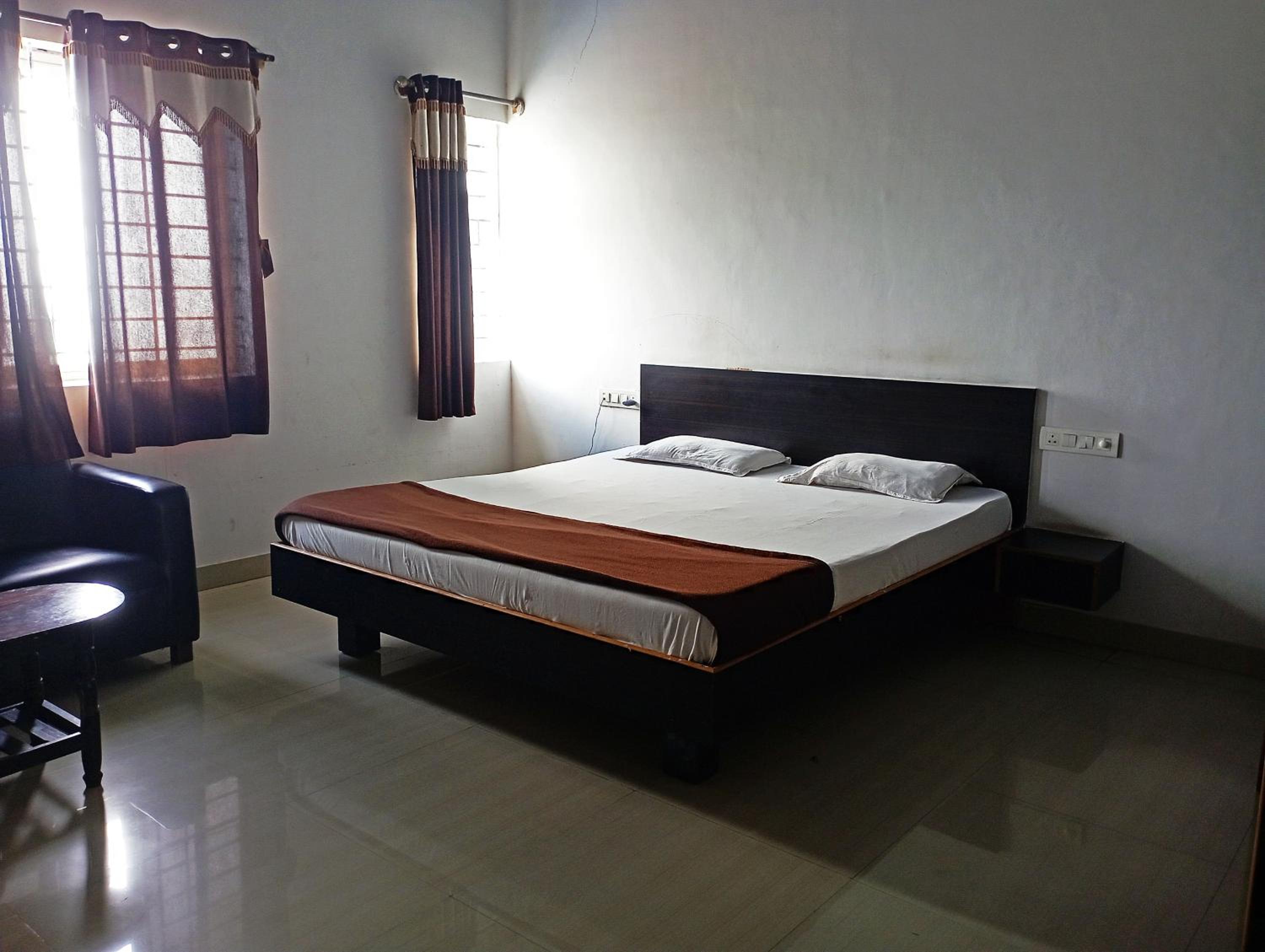 Savanur Deluxe Lodge