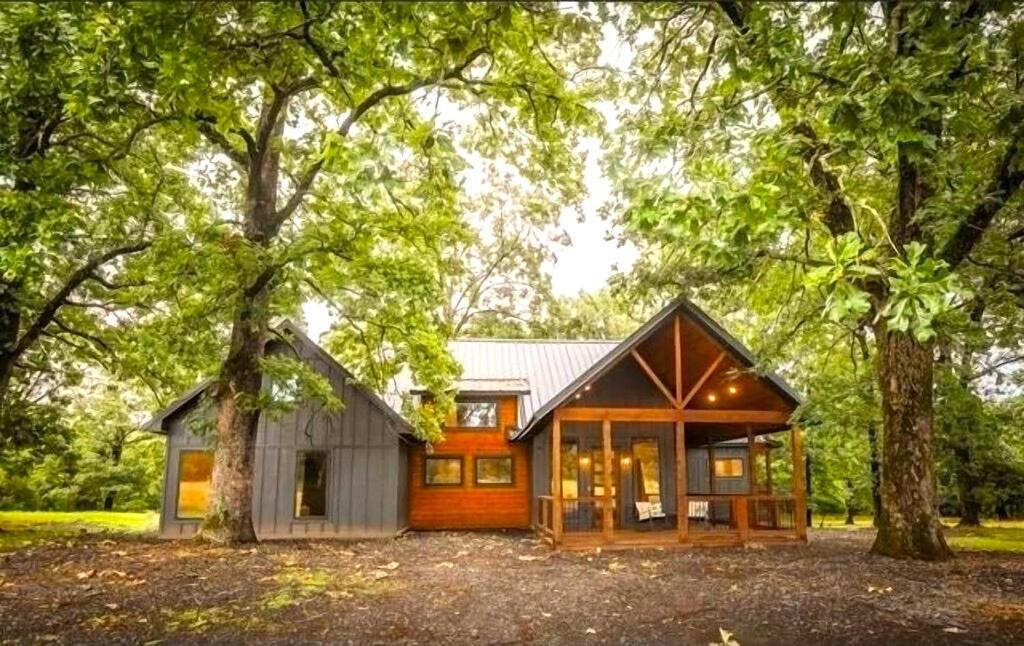 Hotel Shady Days Cabin Stylish 3BR Retreat with Hot Tub & Outdoor Kitchen - 5 Mins to Hochatown - Image 1