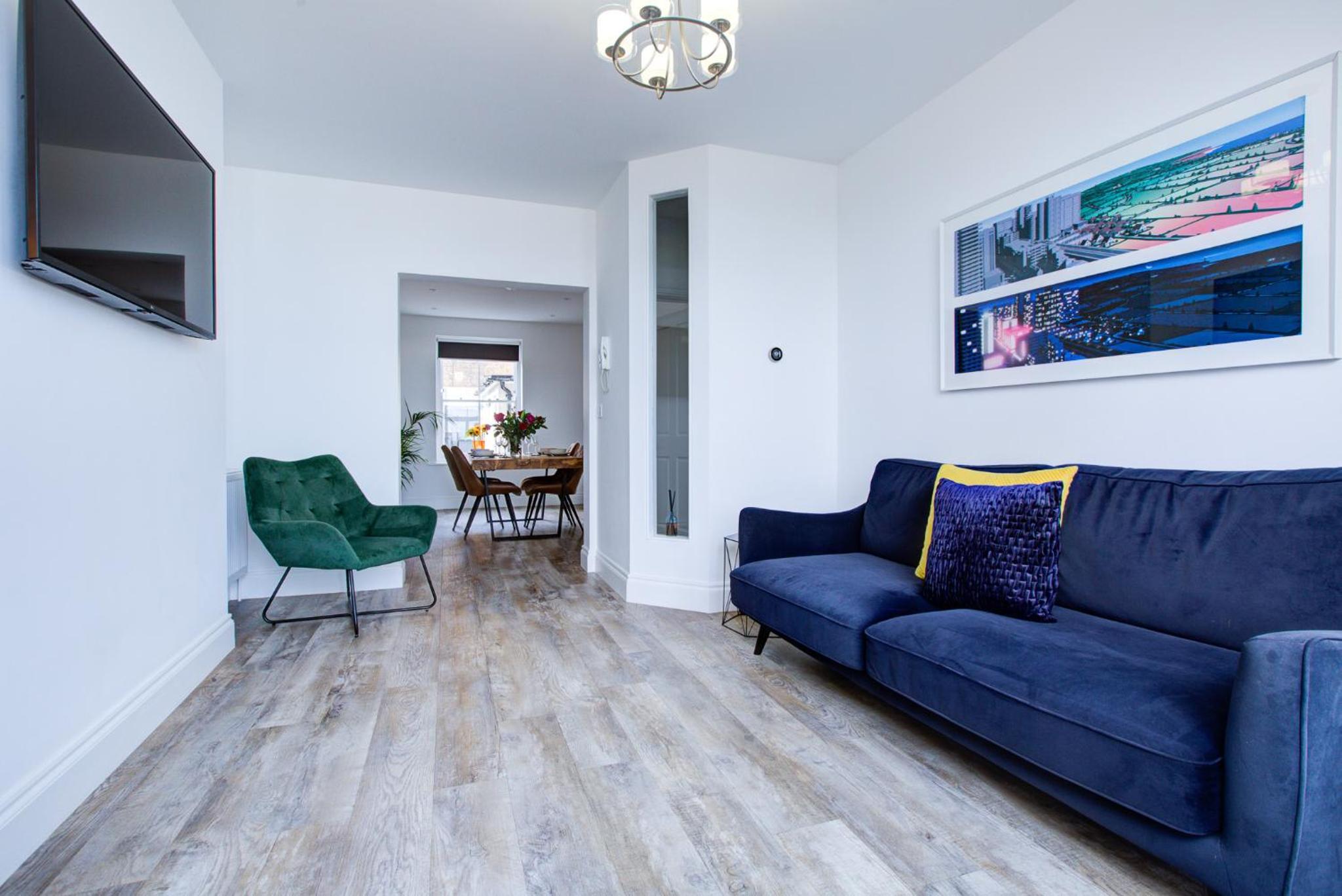 Luxury 2 Bed Apartment with Stunning Sea View Steps from Old Town and Dreamland