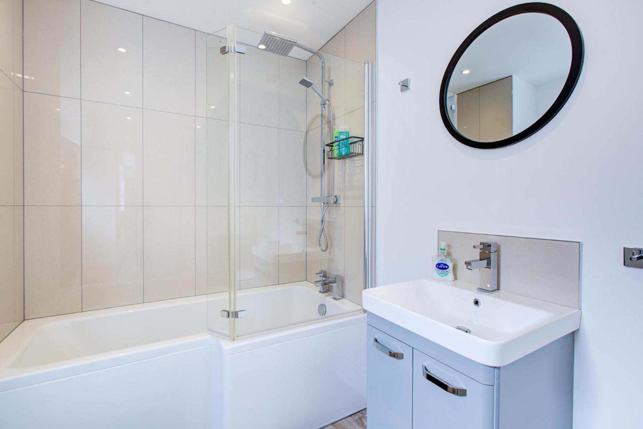 Luxury 2 Bed Apartment with Stunning Sea View Steps from Old Town and Dreamland, photo 11