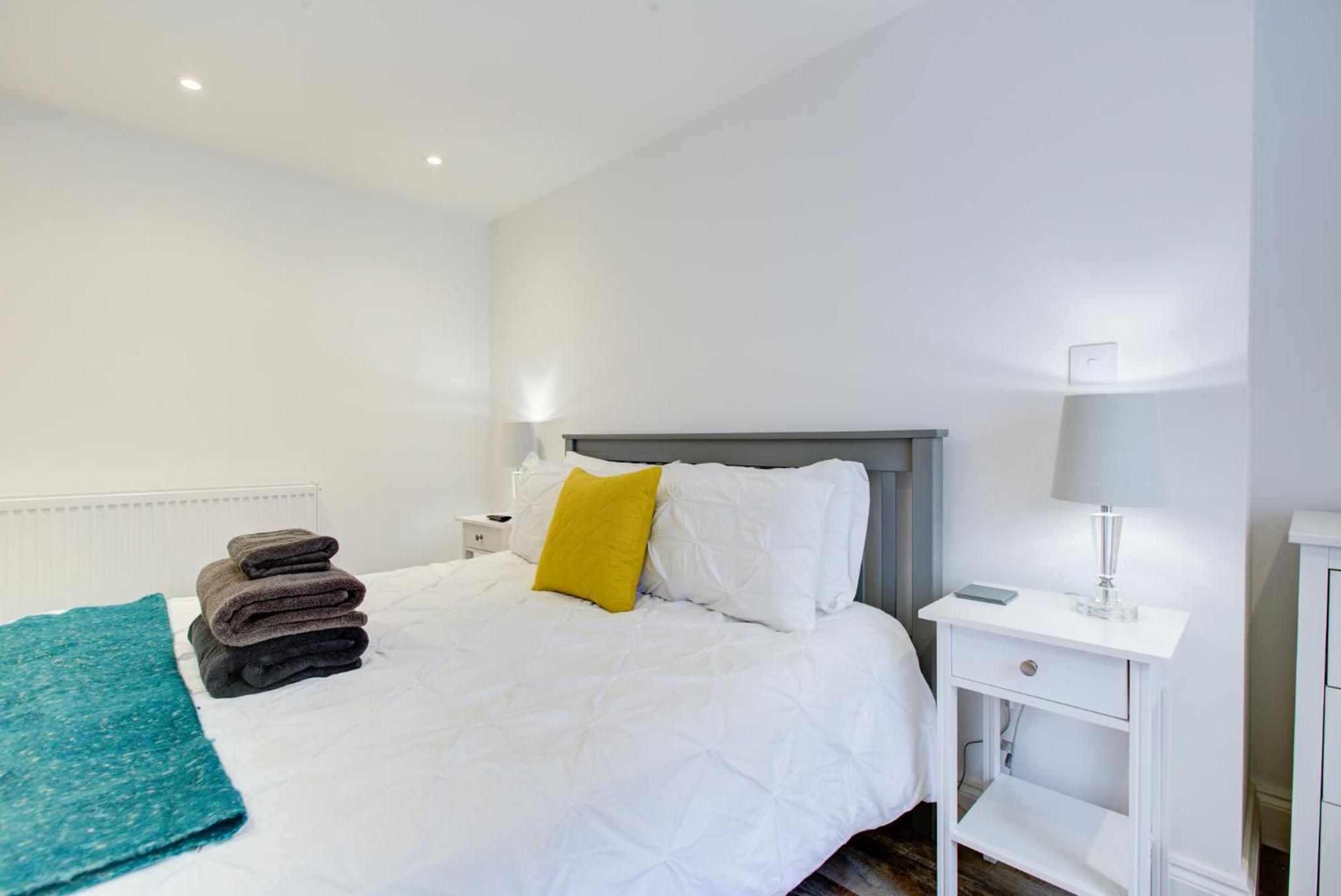 Luxury 2 Bed Apartment with Stunning Sea View Steps from Old Town and Dreamland