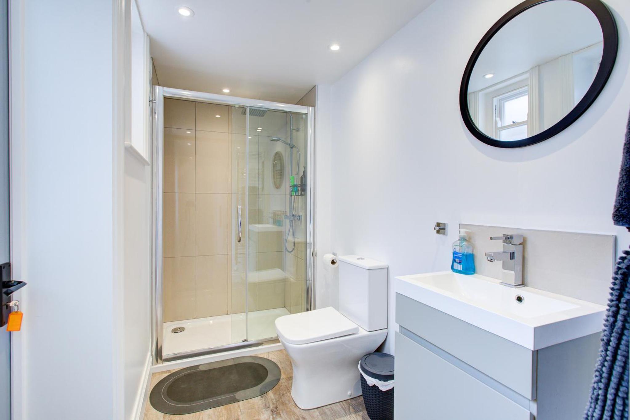 Luxury 2 Bed Apartment with Stunning Sea View Steps from Old Town and Dreamland, photo 38