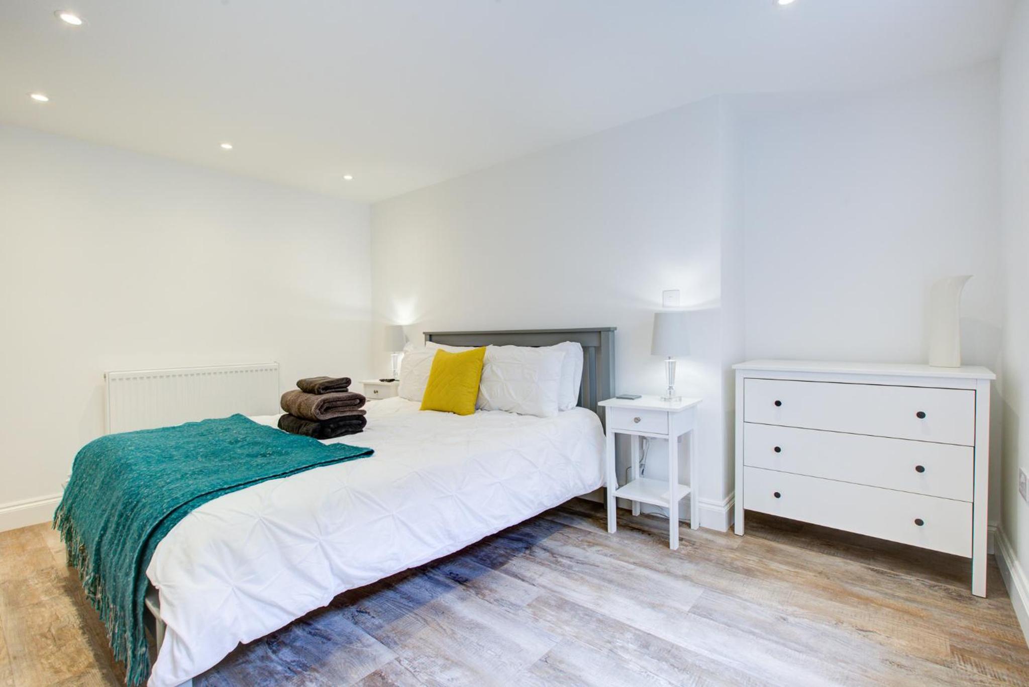 Luxury 2 Bed Apartment with Stunning Sea View Steps from Old Town and Dreamland, photo 36